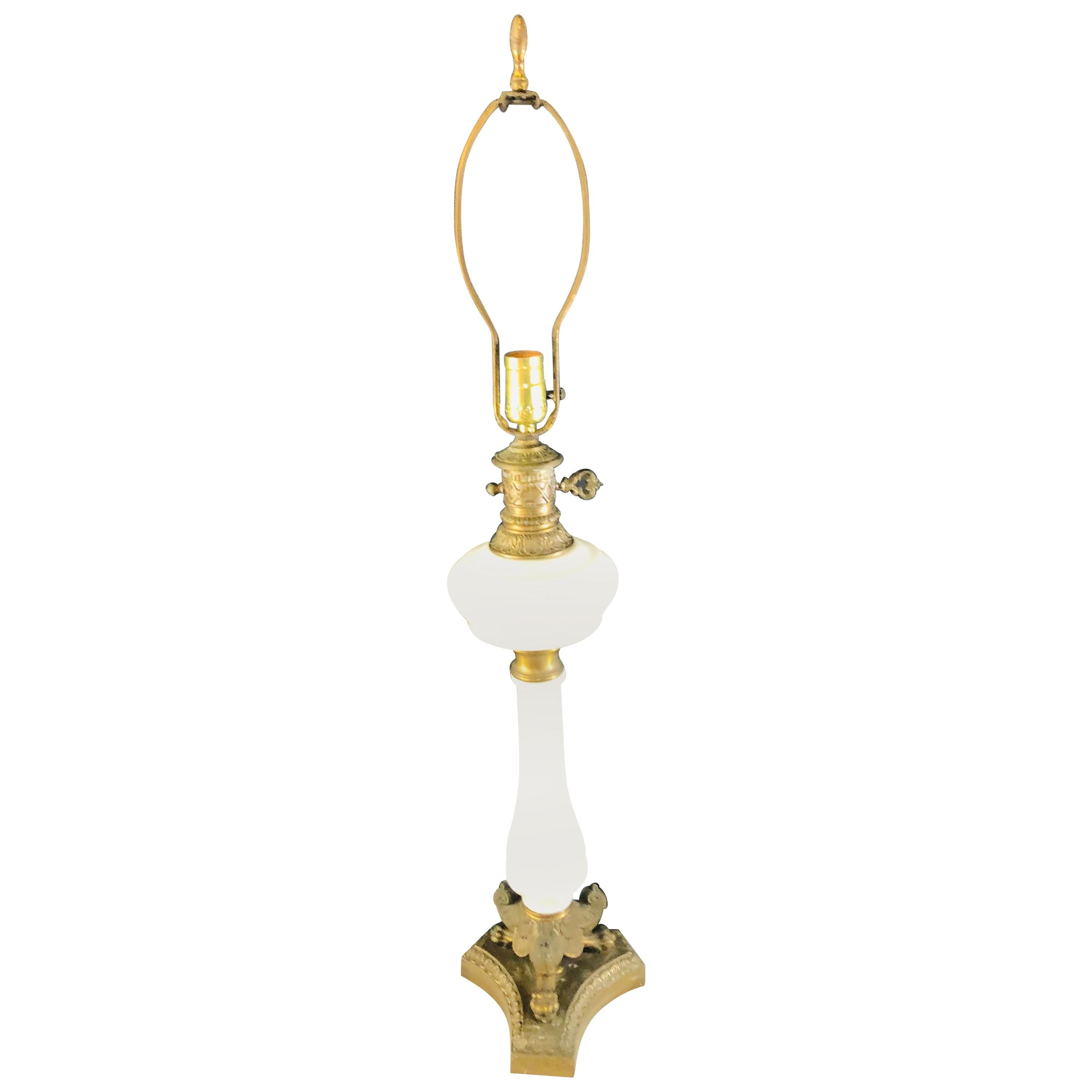 Lampe de bureau ancienne de style Louis XVI en verre opalin blanc et bronze