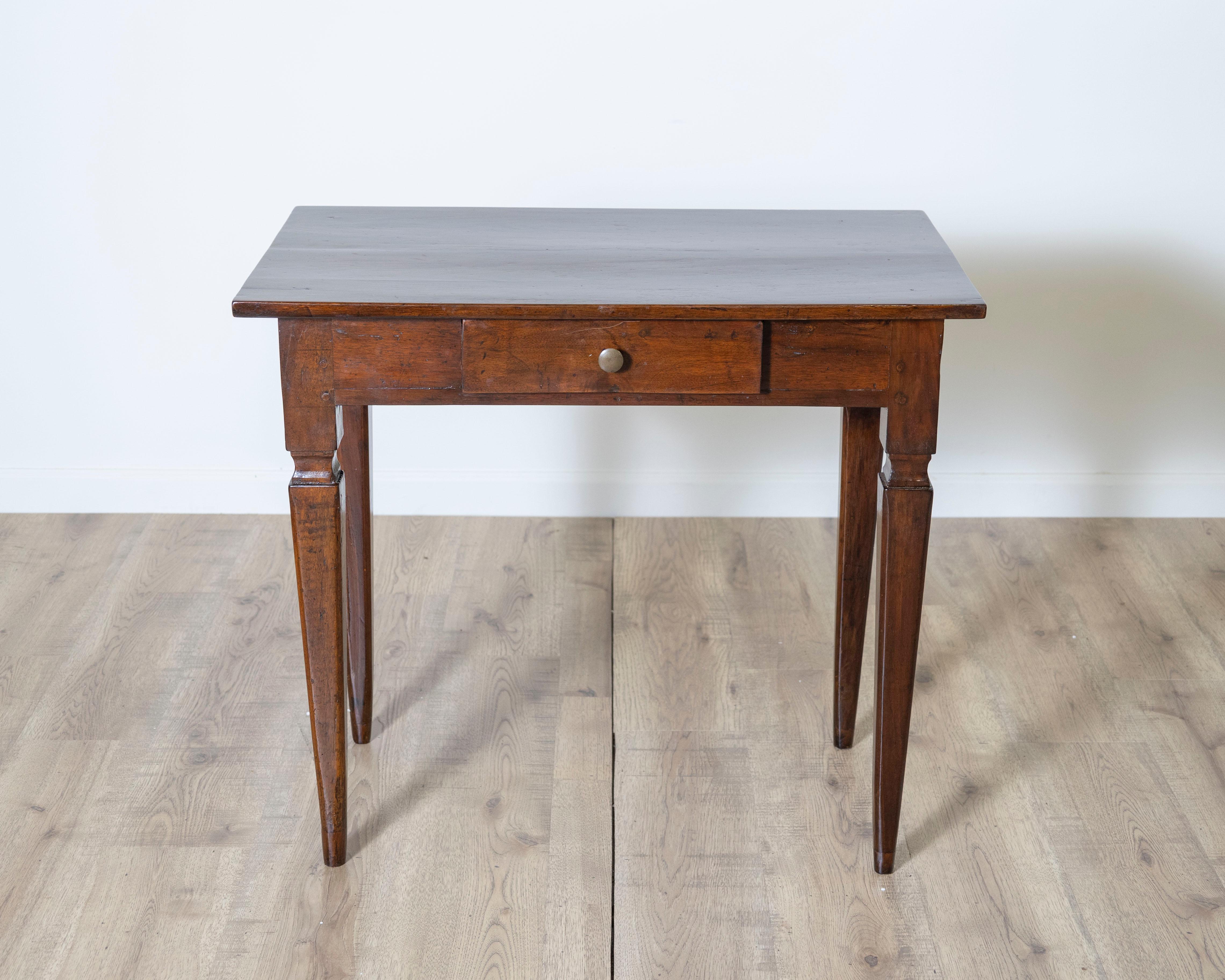 Dieser elegante Schreibtisch im Louis-XVI-Stil aus massivem Nussbaumholz stammt aus dem frühen 19. Jahrhundert aus der italienischen Region Emilia Romagna. Mit seinen zurückhaltenden Linien und raffinierten Details fängt das Stück die neoklassischen