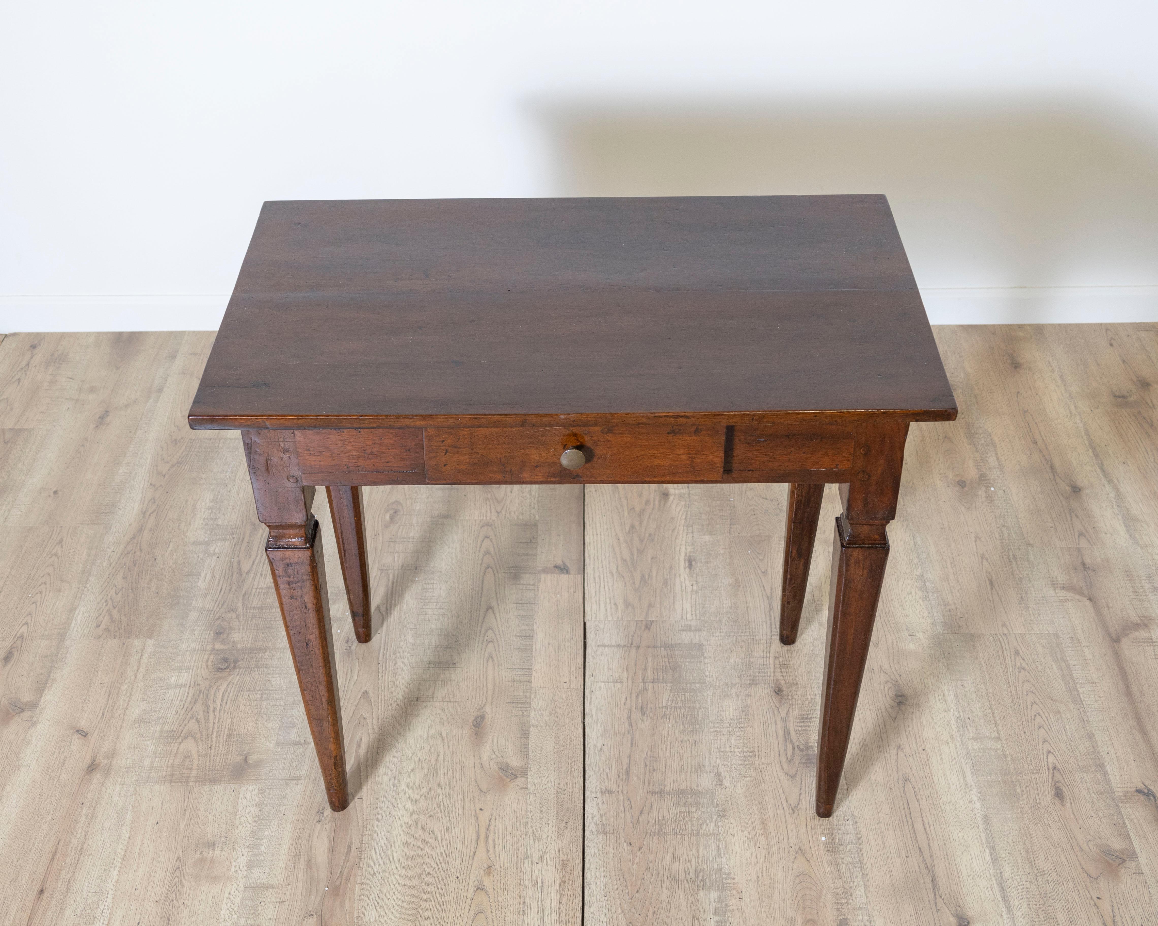 Antiker Louis XVI Tisch Schreibtisch in Nussbaum - Italien 19. (Louis XVI.) im Angebot