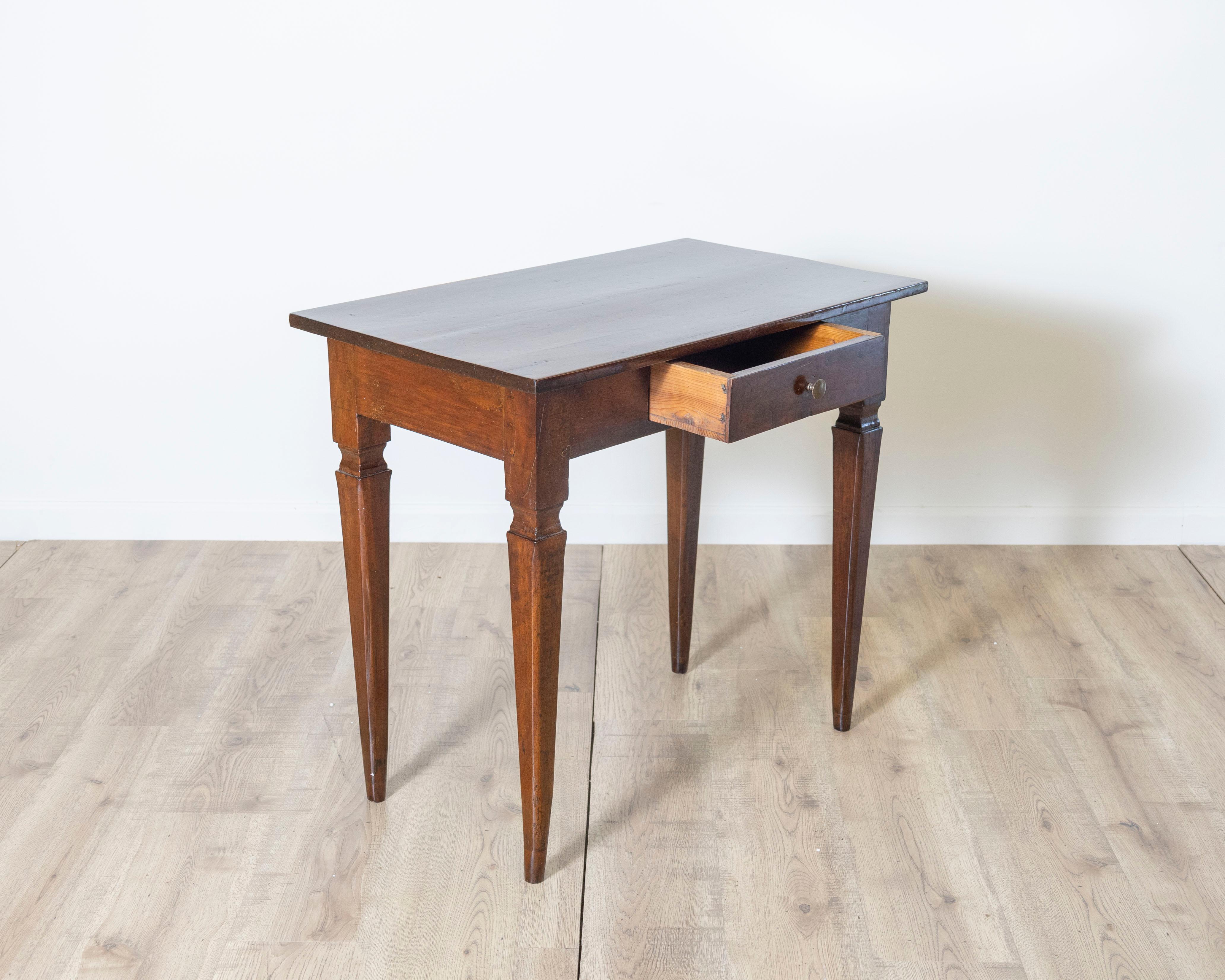 Antiker Louis XVI Tisch Schreibtisch in Nussbaum - Italien 19. (Italienisch) im Angebot