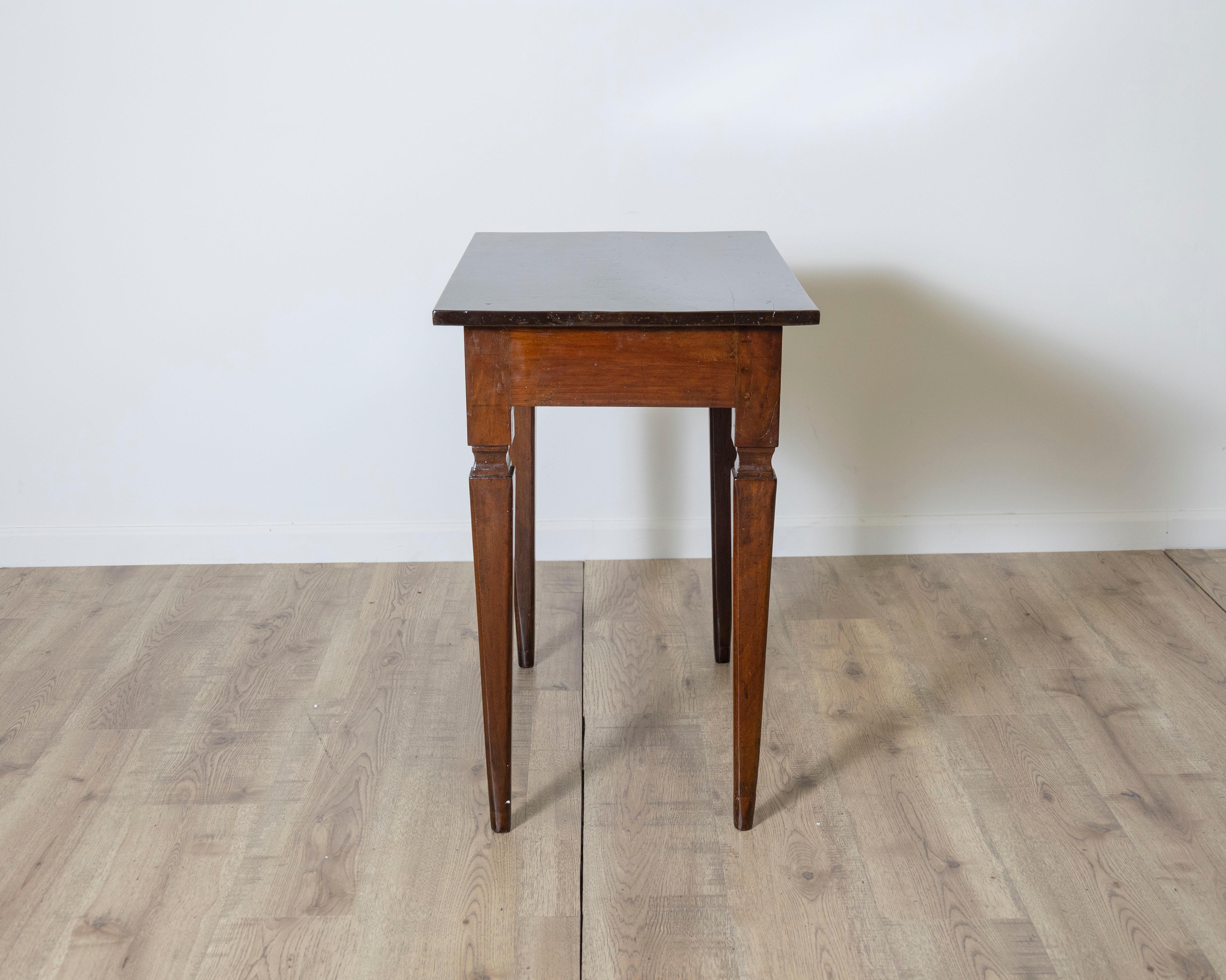 Antiker Louis XVI Tisch Schreibtisch in Nussbaum - Italien 19. (19. Jahrhundert) im Angebot