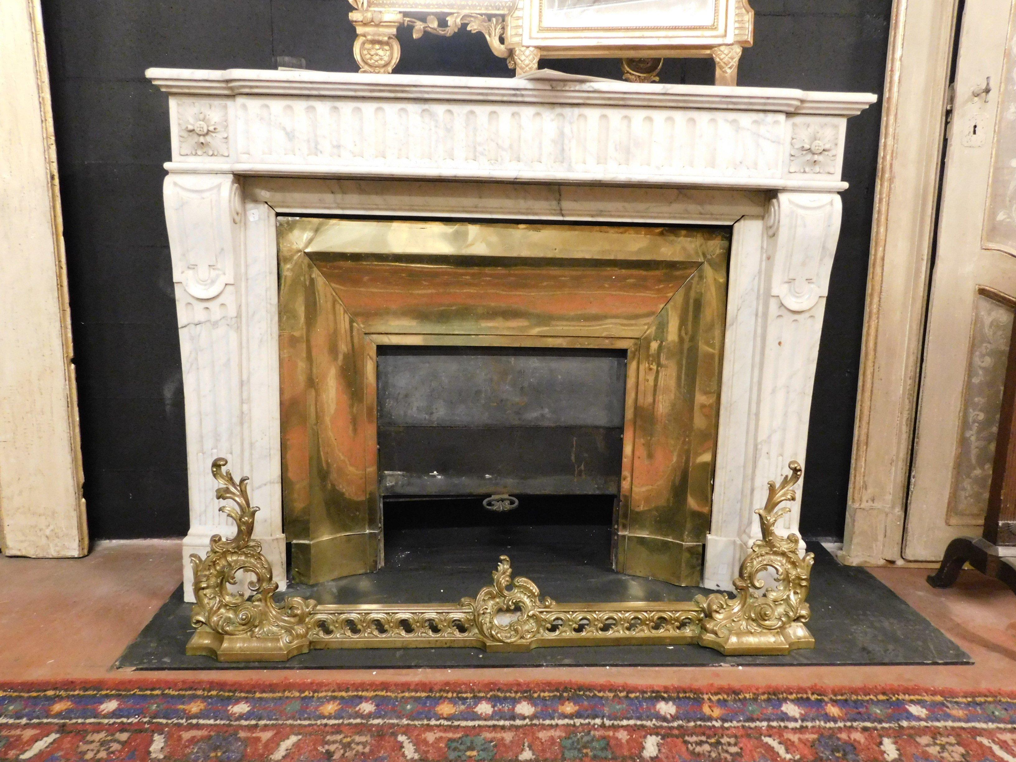 Antique Louis XVI White Marble Fireplace with Original Brass Counter-Heart, 1700 In Good Condition In Cuneo, Italy (CN)