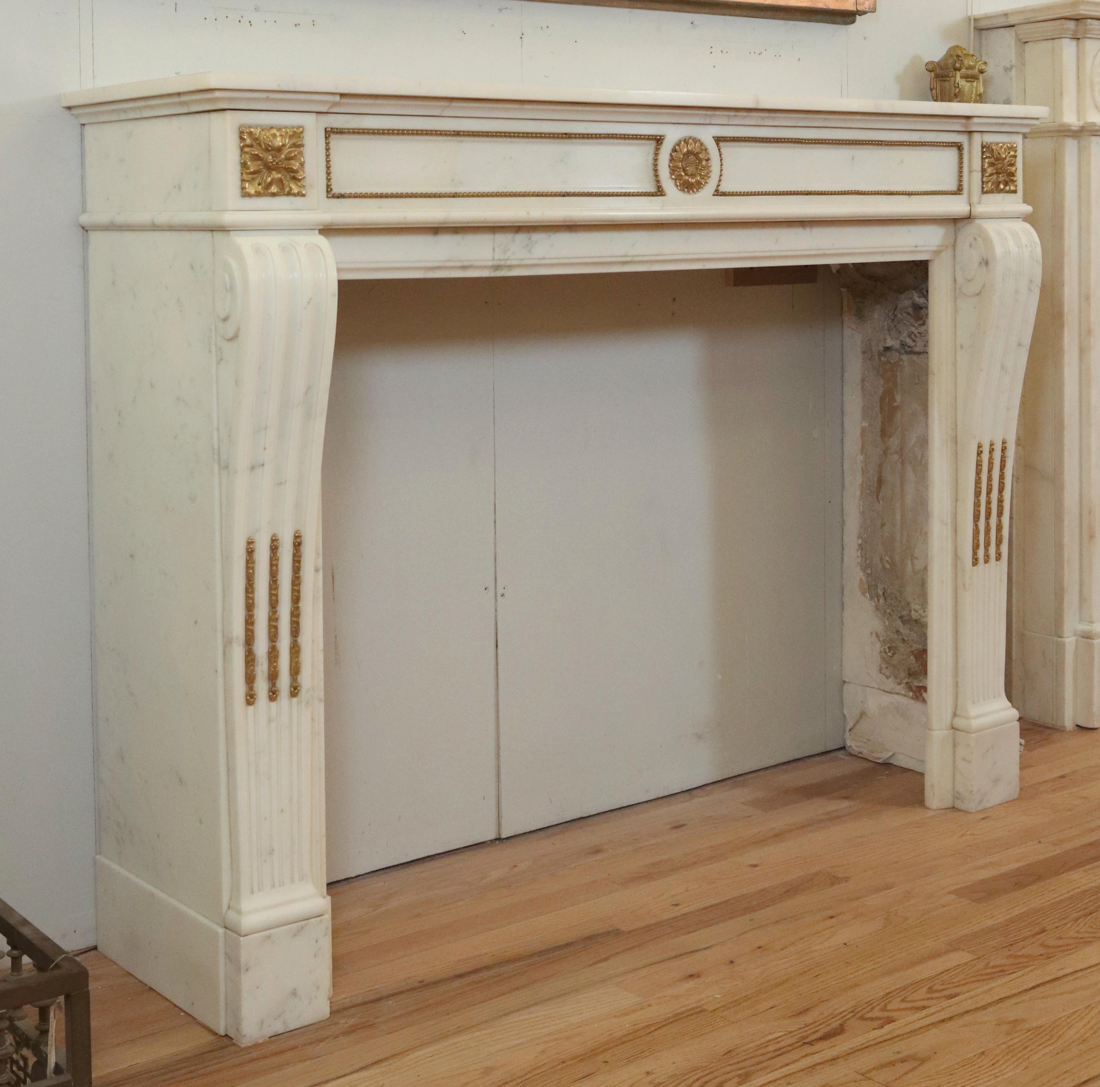 Antique Louis XVI White Marble Mantel Gilded Bronze Ormulu In Good Condition For Sale In New York, NY