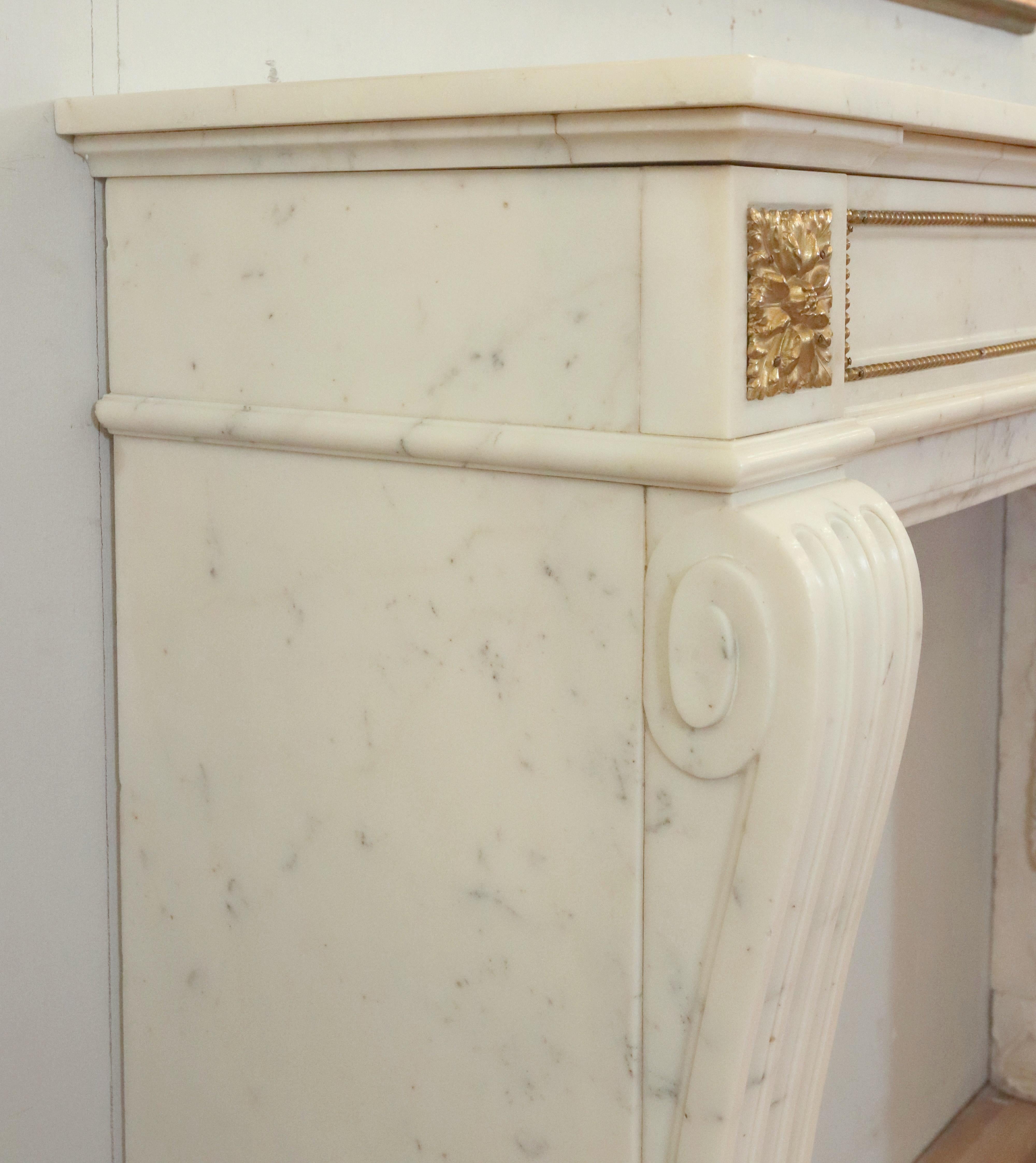 Antique Louis XVI White Marble Mantel Gilded Bronze Ormulu For Sale 4