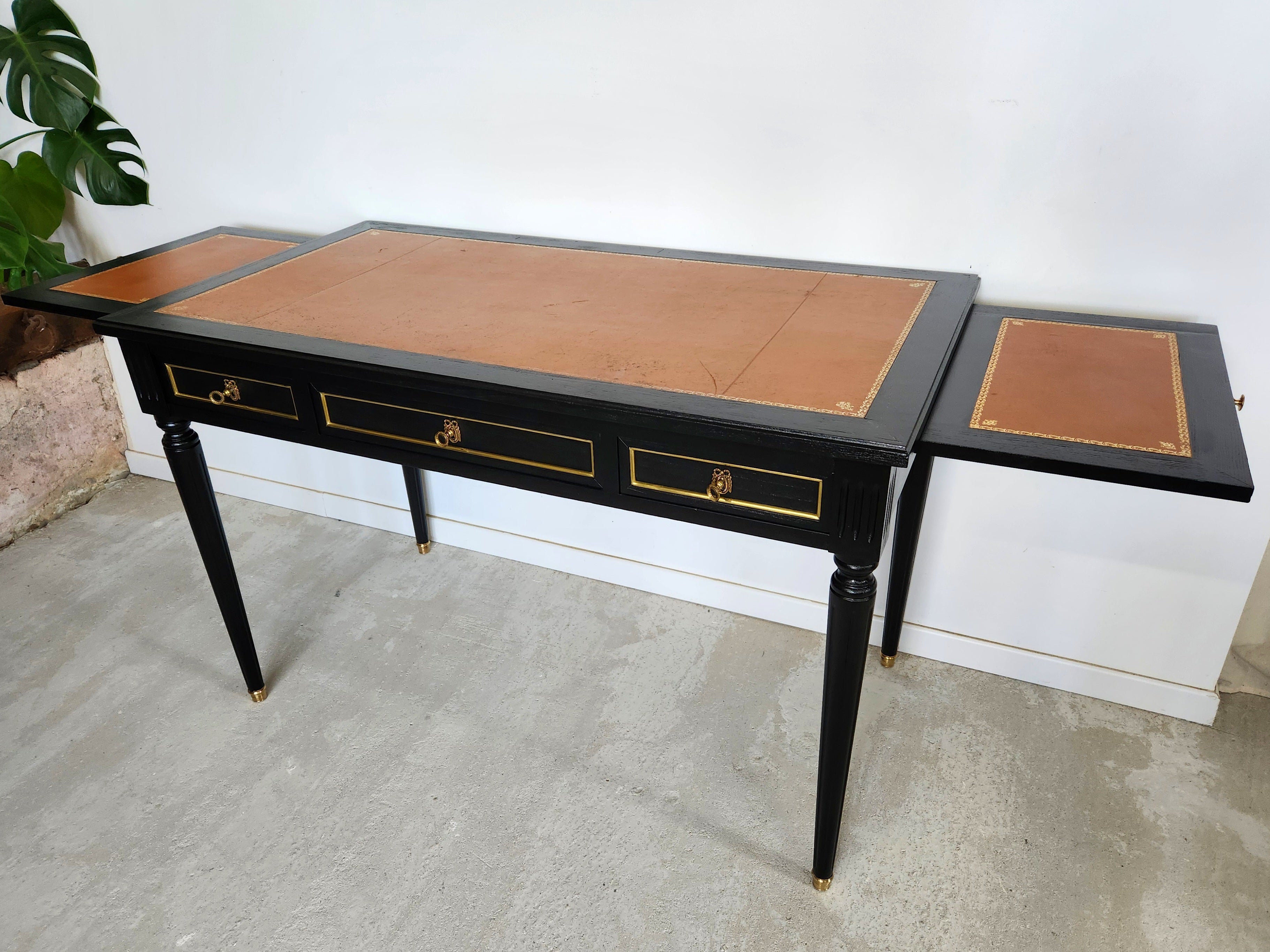 Antico scrittoio Luigi XVI, pelle cognac, bronzo e ottone in vendita 2