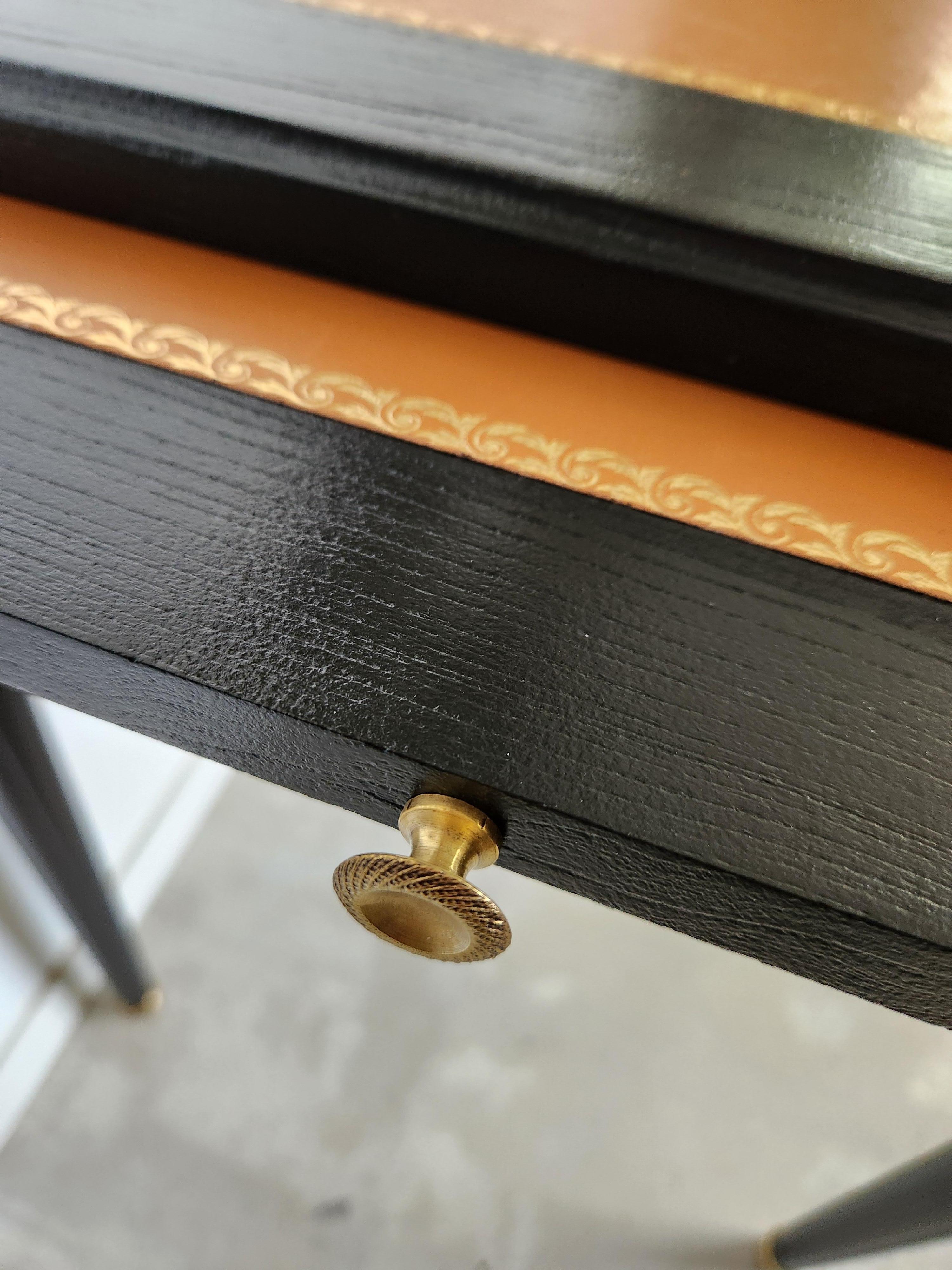 Antico scrittoio Luigi XVI, pelle cognac, bronzo e ottone in vendita 3