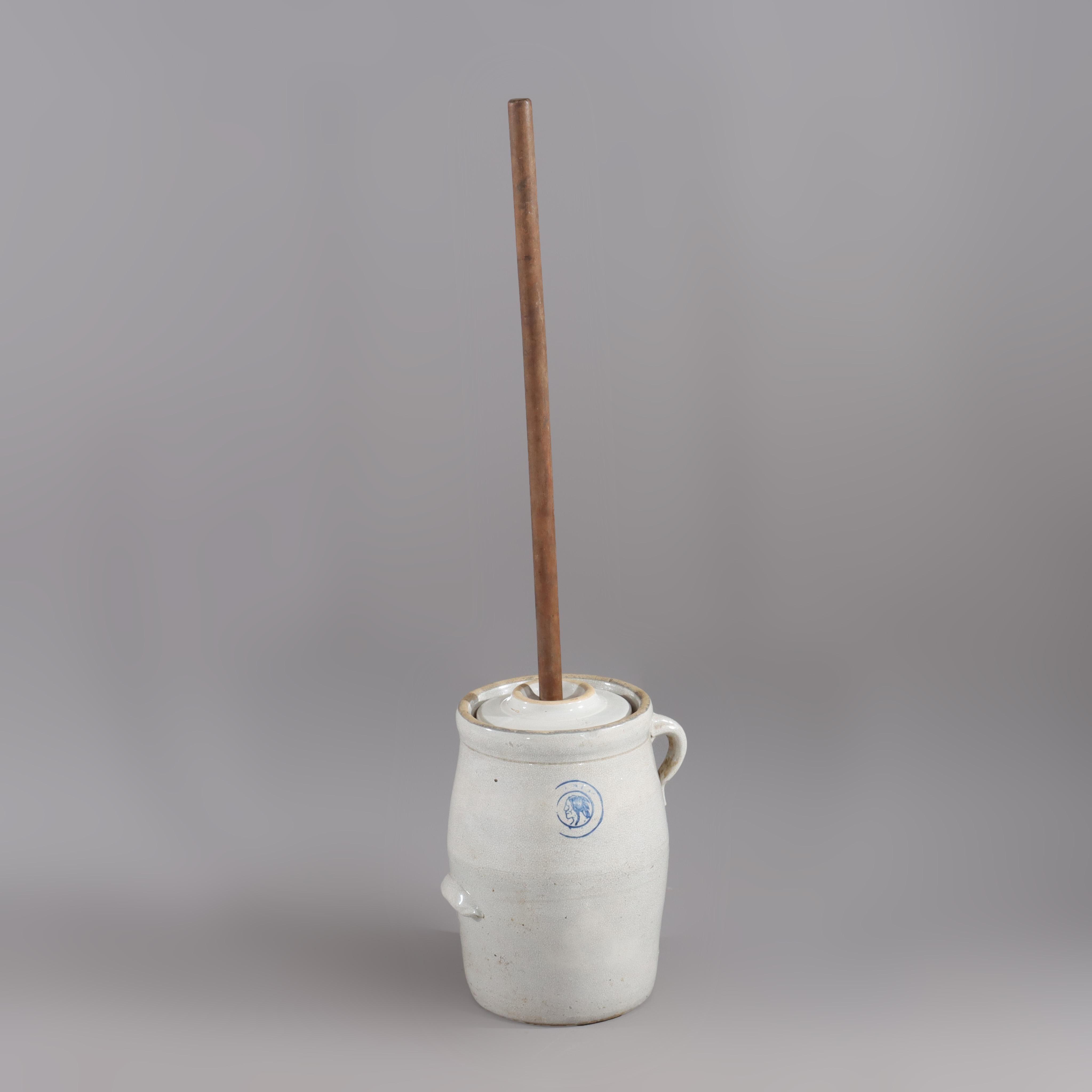 Antique Louisville Pottery Co. Baratte à beurre en grès bleu Cherokee signée C1900.   
35 1/2