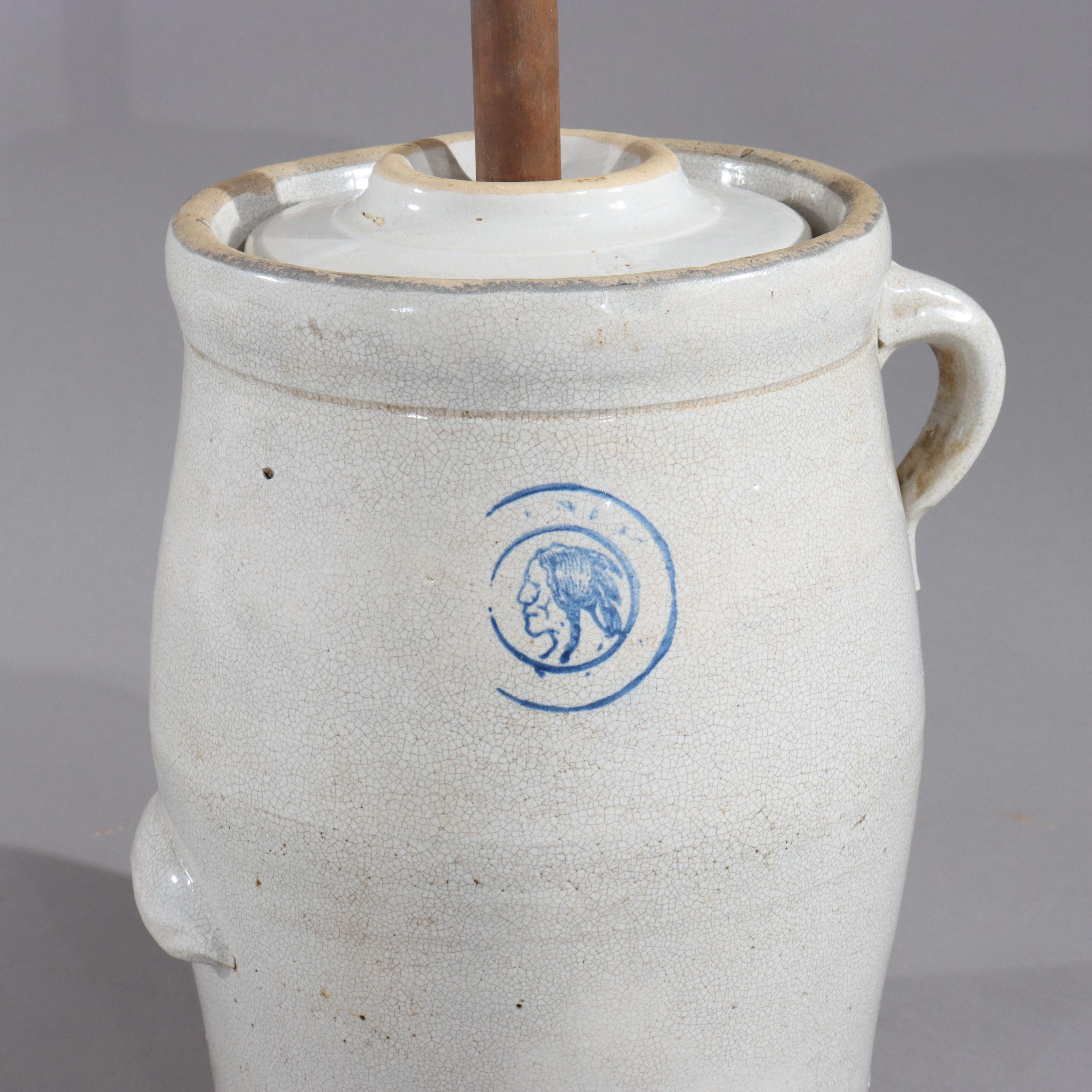 XIXe siècle Antique Louisville Pottery Co. Baratte à beurre en grès bleu Cherokee Indian Head en vente