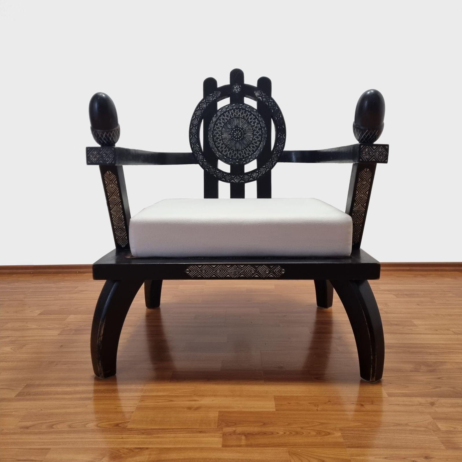 Rare Black Lounge armchair designed by Ettore Zaccari in the 20s, produced in the 50s.
Made of solid wood, in very good vintage condition.