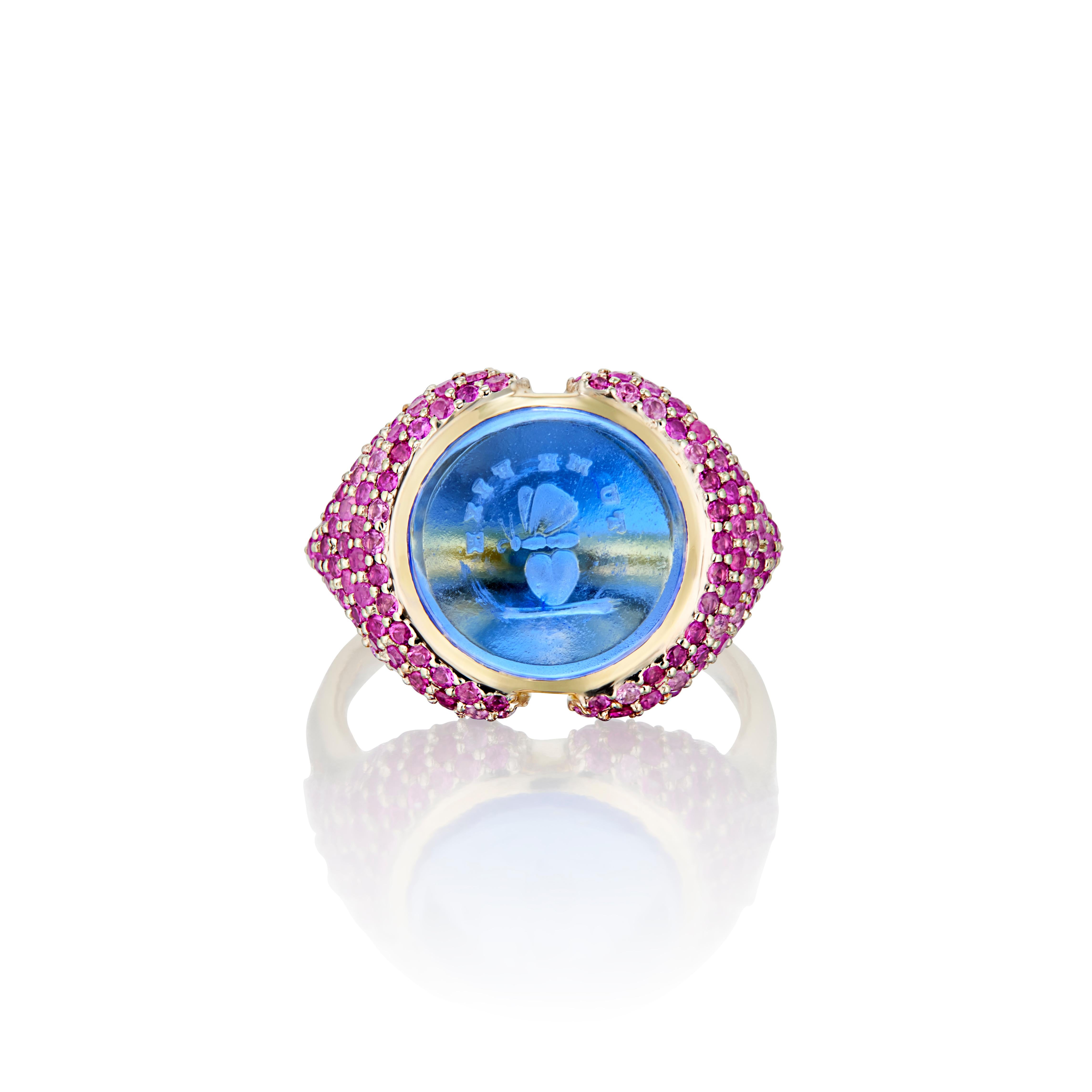 Forma parte de nuestra colección cápsula Cartas de Amor, que celebra el amor en todas sus bellas formas. Este romántico anillo lleva un antiguo sello de cristal azul francés que muestra una mariposa posándose suavemente sobre un corazón, con el lema