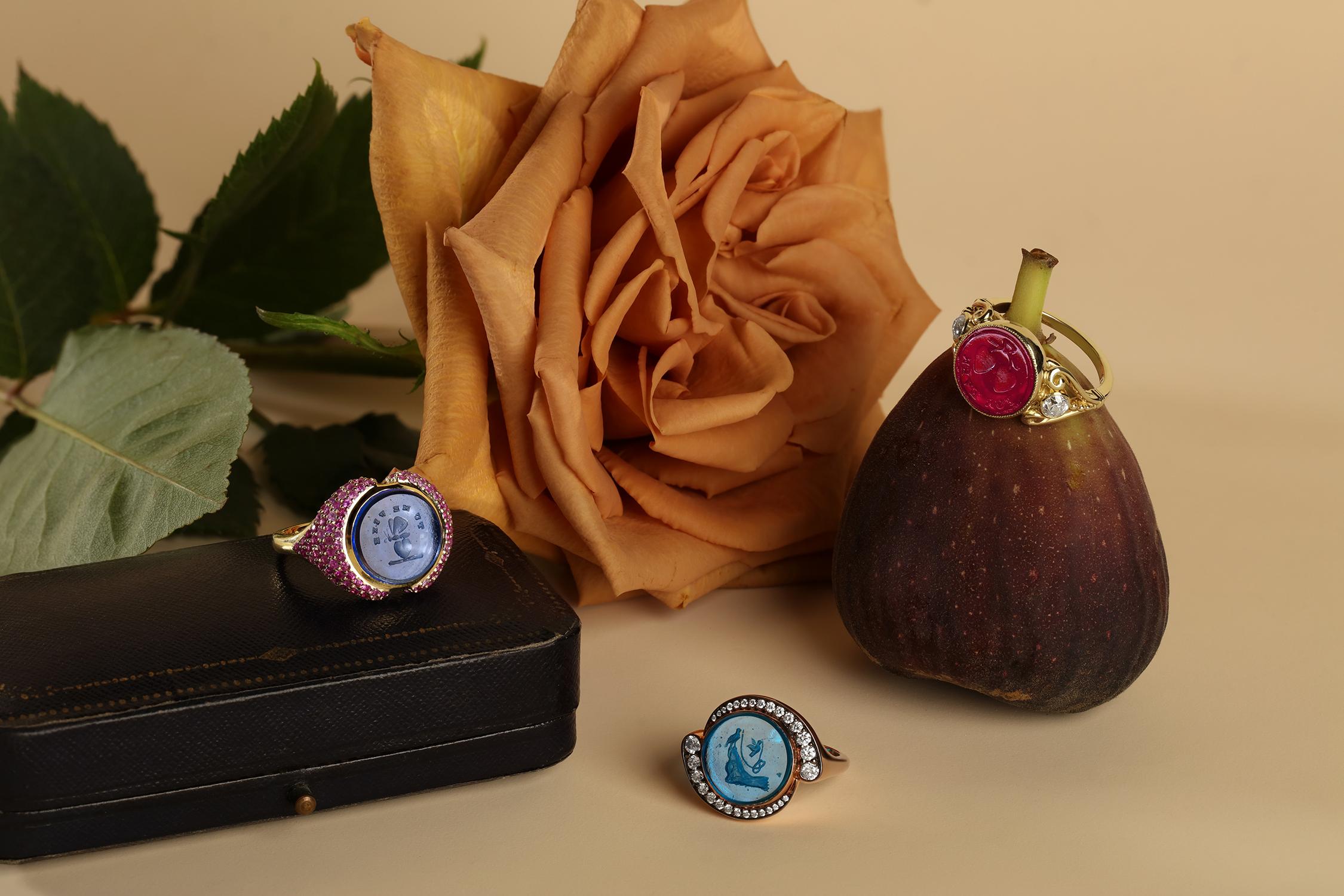 Anillo antiguo Love Intaglio & Rubí Corte brillante en venta