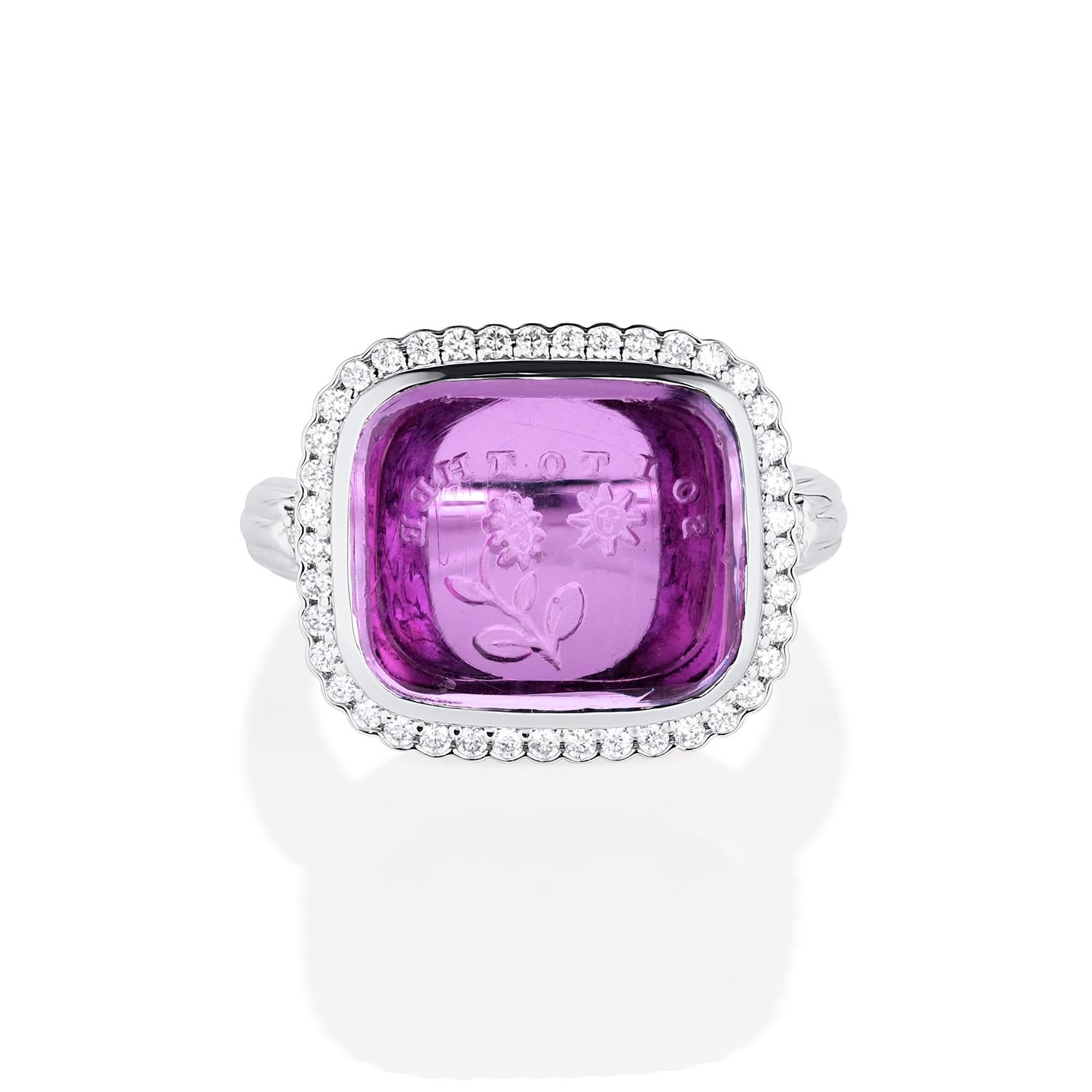 De nuestra colección cápsula Love Letters, que celebra el amor en todas sus bellas formas. Este anillo lleva un sello antiguo de cristal morado que representa un girasol que se acerca a un sol sonriente, inscrito con el lema 