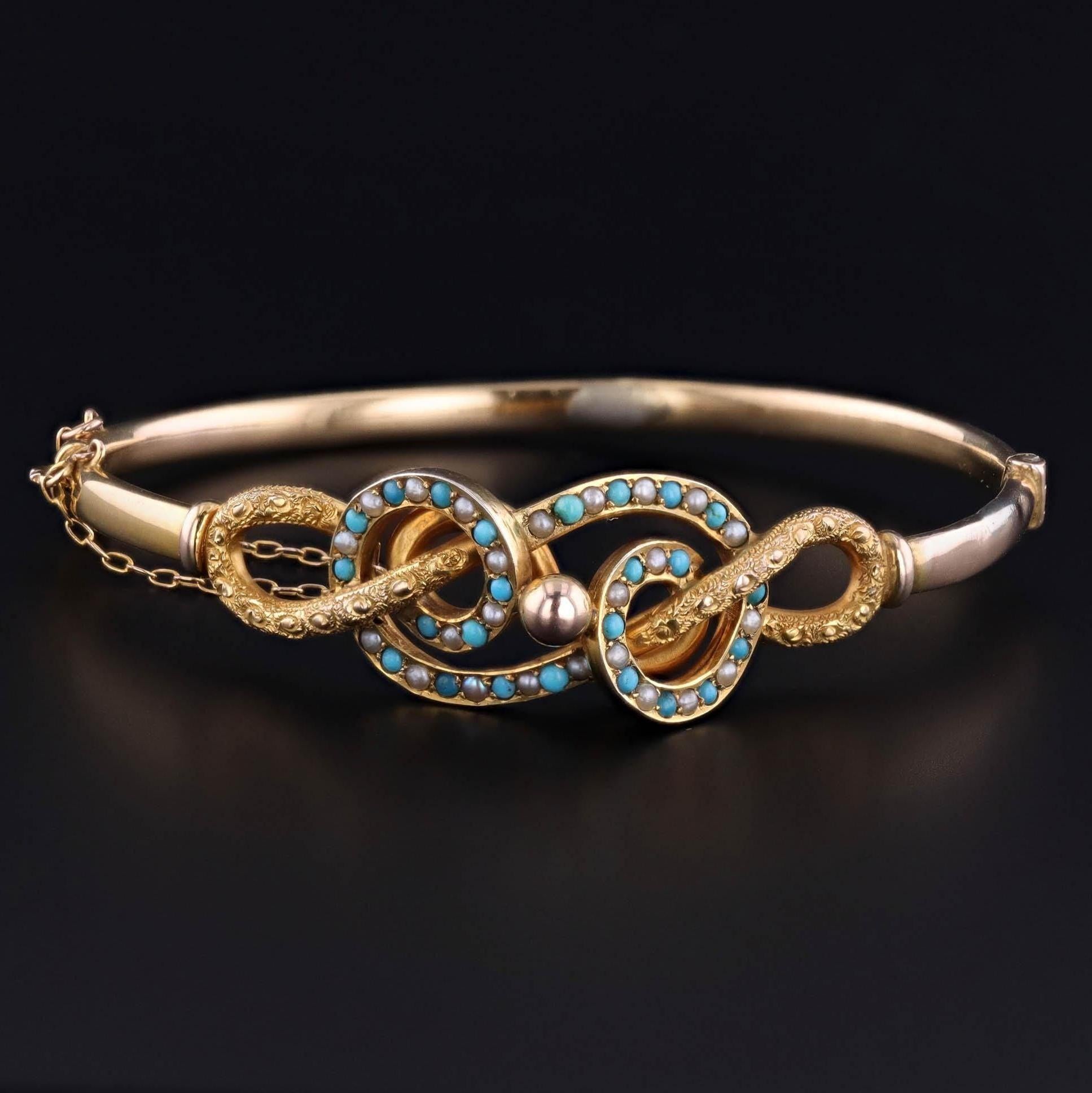 Bracciale antico con nodo d'amore: Questo bracciale antico (circa 1880-1900) presenta un nodo di cabochon di turchese e perle incastonate in oro 9ct.

Il pezzo misura 1,9 pollici per 2,6 pollici di larghezza e pesa 8,85 grammi. È in discrete