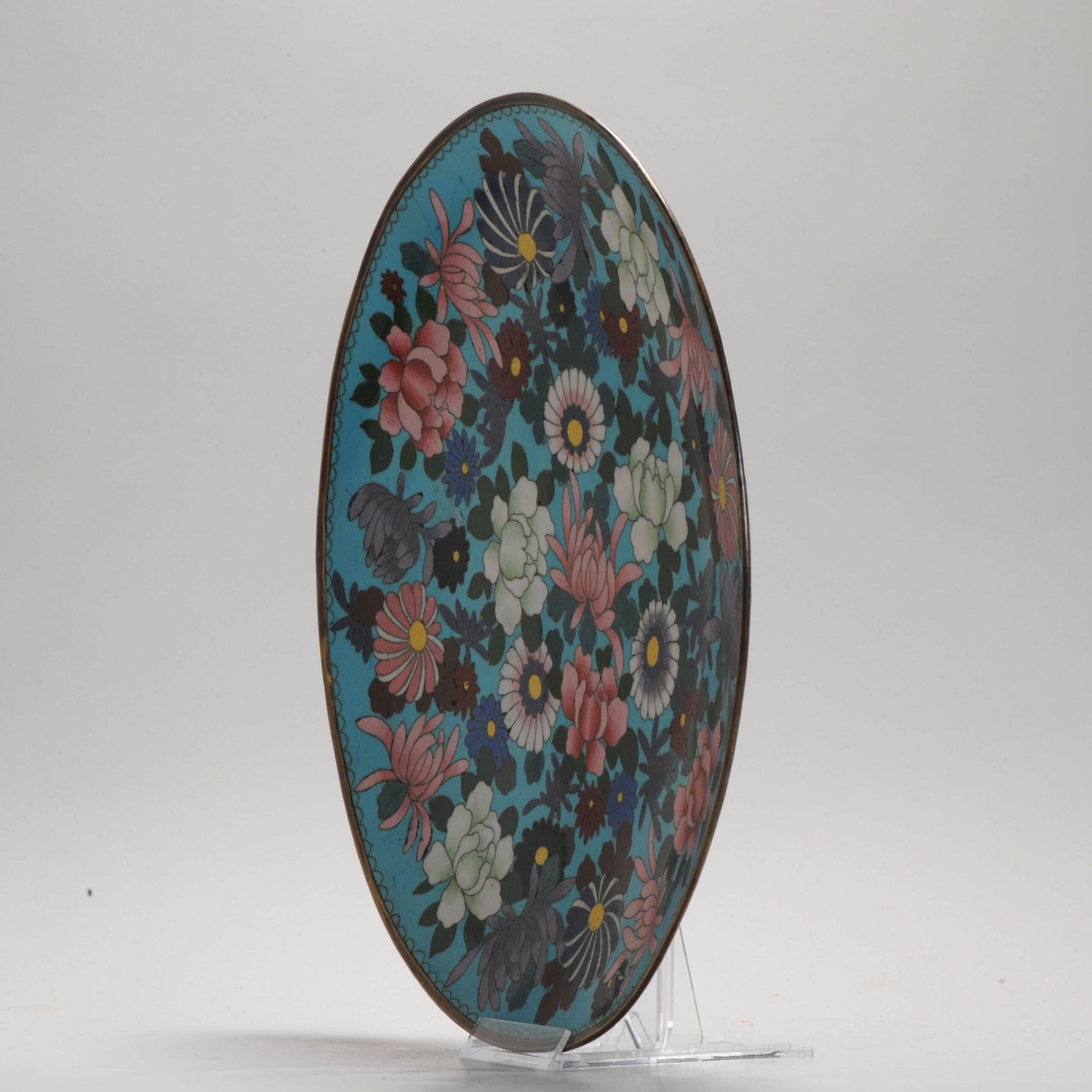 Un pezzo delizioso e ben realizzato con diversi tipi di fiori e uccelli su una base rosa.

Il cloisonné è una tecnica di smaltatura in cui il motivo è formato da fili saldati alla superficie dell'oggetto da decorare, che di solito è in rame,