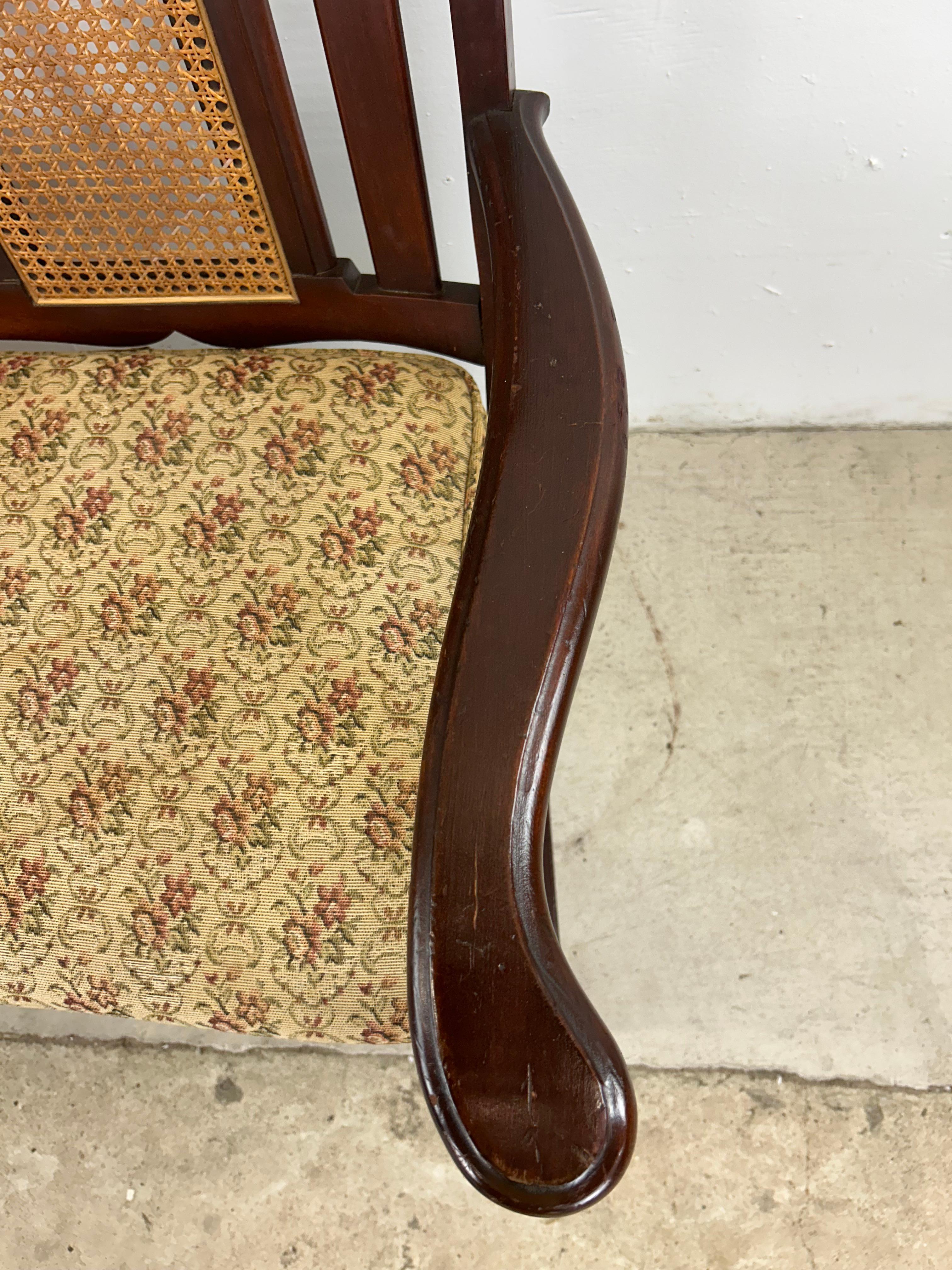 Antiker Loveseat mit Schilfrohrrückenlehne und gepolstertem Sitz im Angebot 3