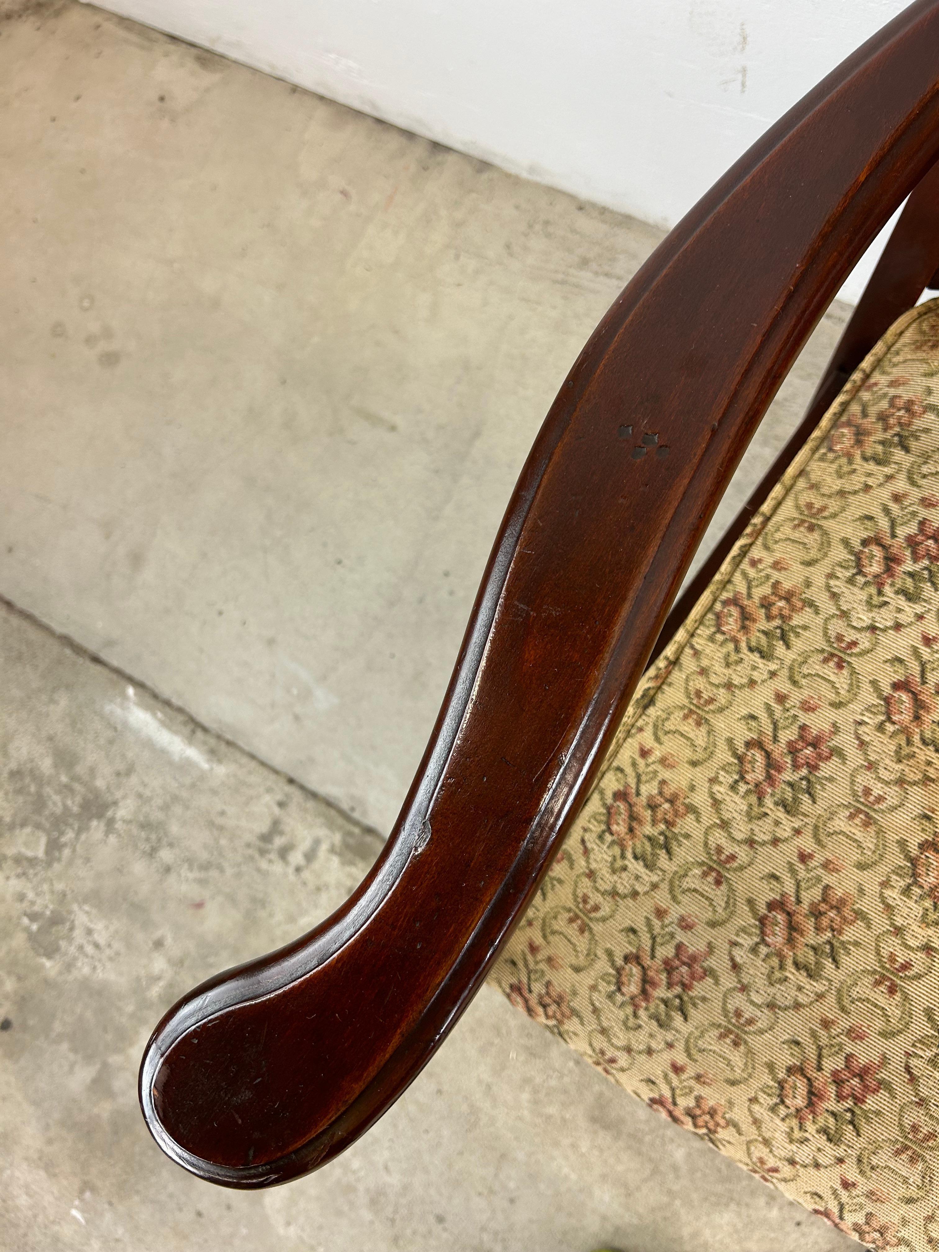 Antiker Loveseat mit Schilfrohrrückenlehne und gepolstertem Sitz im Angebot 4
