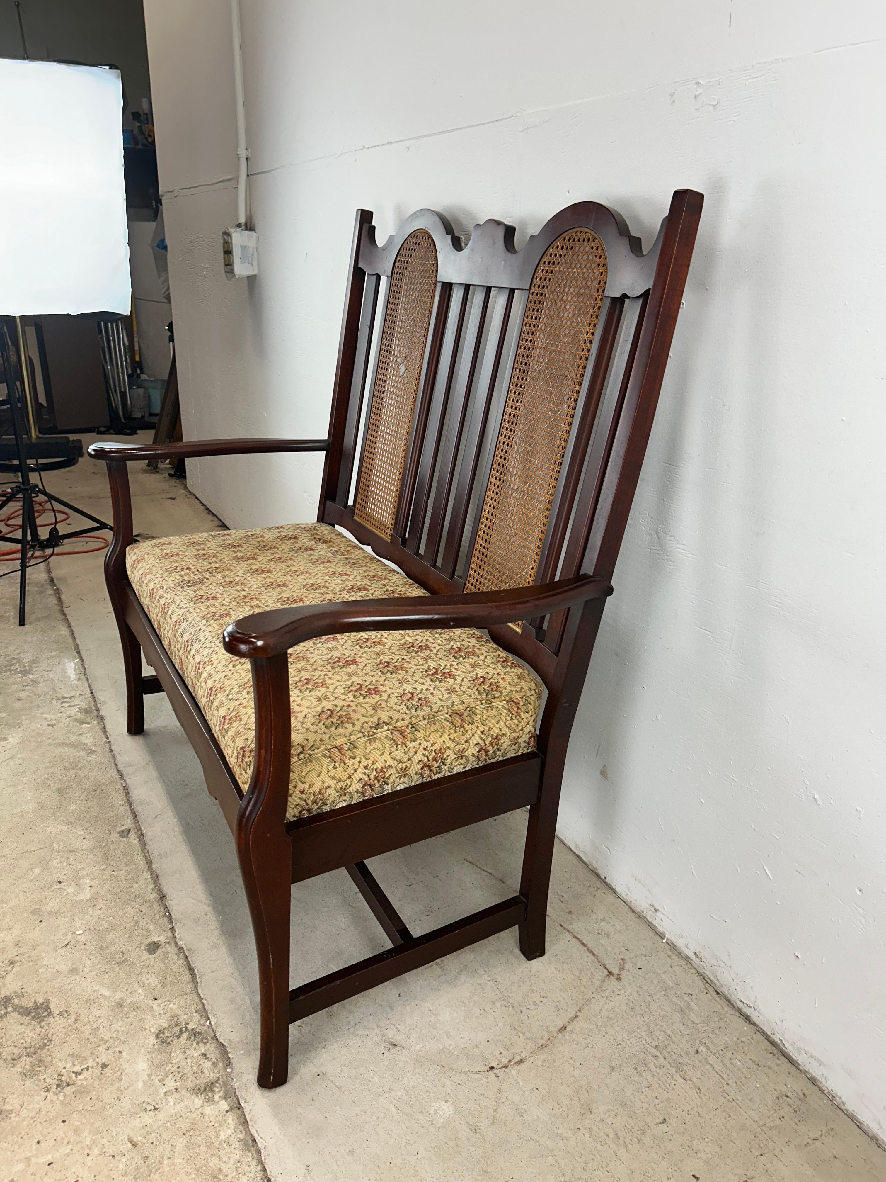 Antiker Loveseat mit Schilfrohrrückenlehne und gepolstertem Sitz im Angebot 5