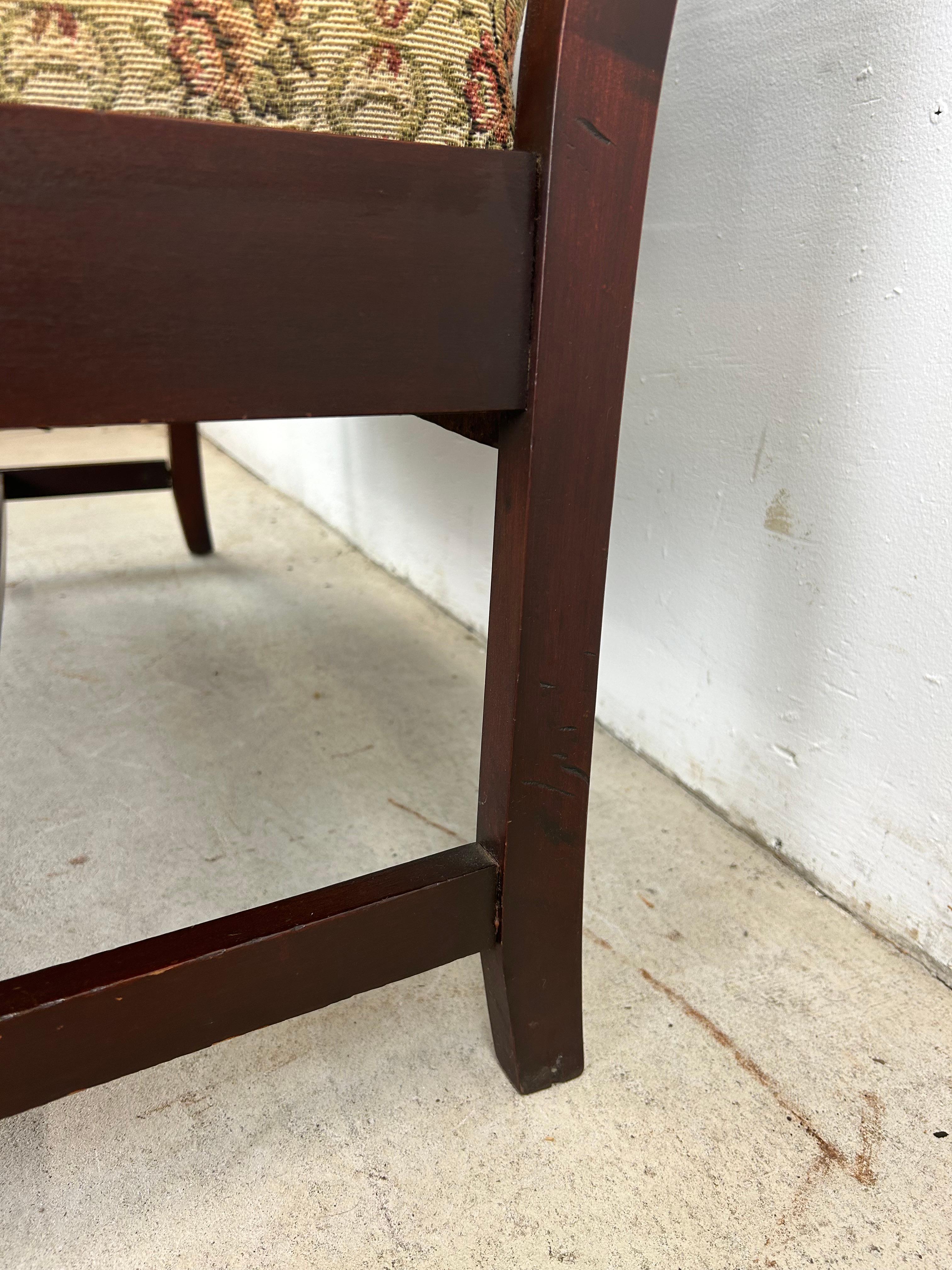 Antiker Loveseat mit Schilfrohrrückenlehne und gepolstertem Sitz im Angebot 6