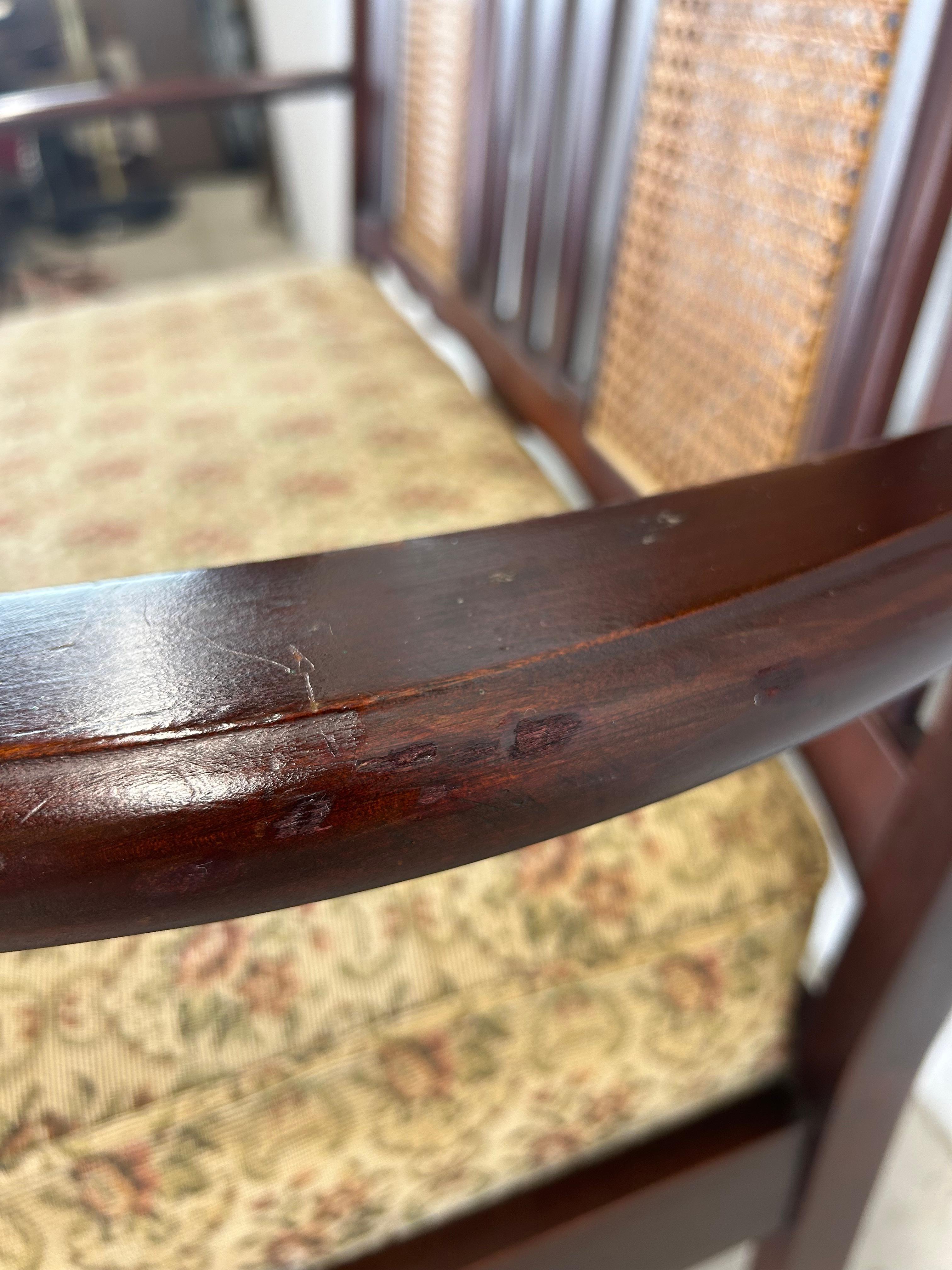 Antiker Loveseat mit Schilfrohrrückenlehne und gepolstertem Sitz im Angebot 7