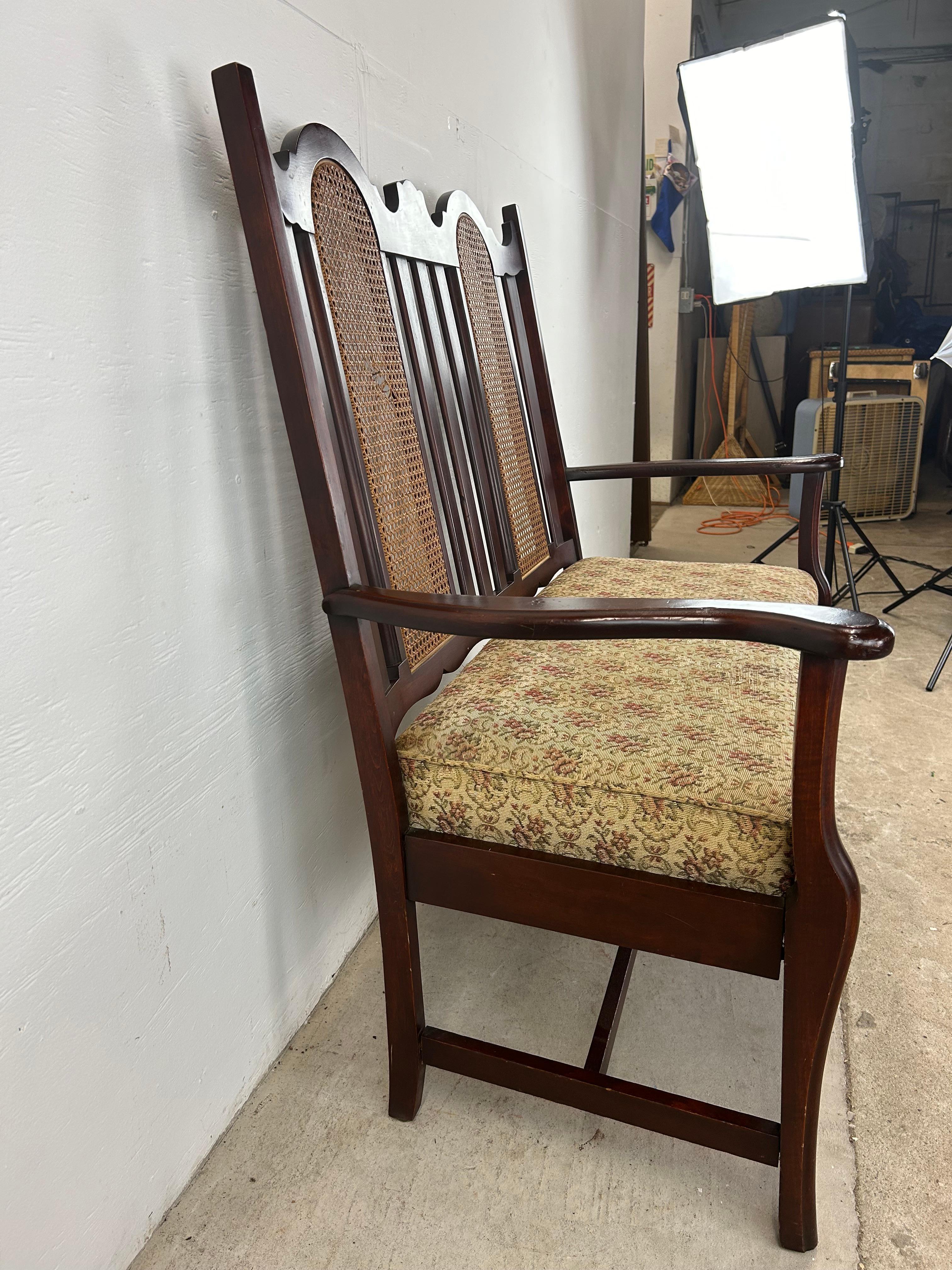 Antiker Loveseat mit Schilfrohrrückenlehne und gepolstertem Sitz im Angebot 8