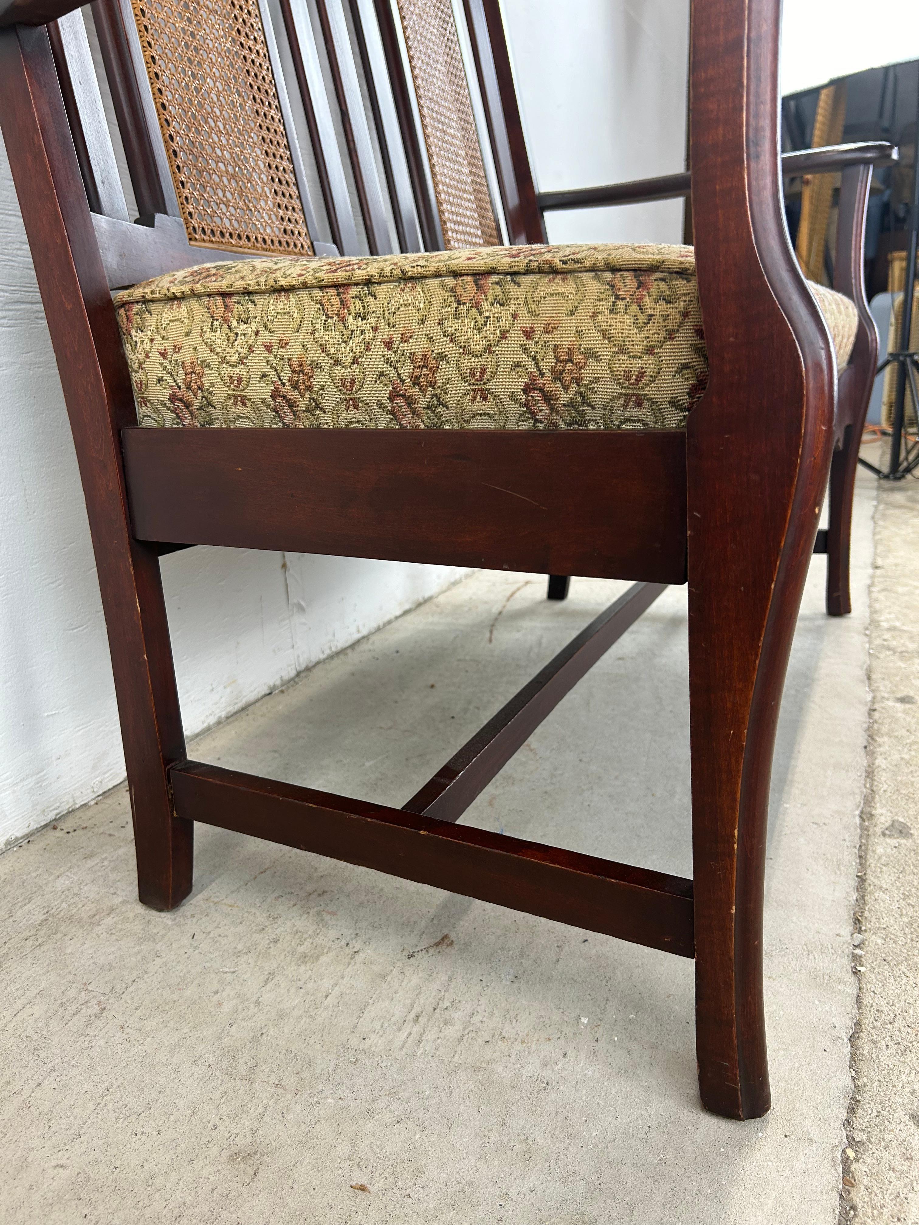 Antiker Loveseat mit Schilfrohrrückenlehne und gepolstertem Sitz im Angebot 9