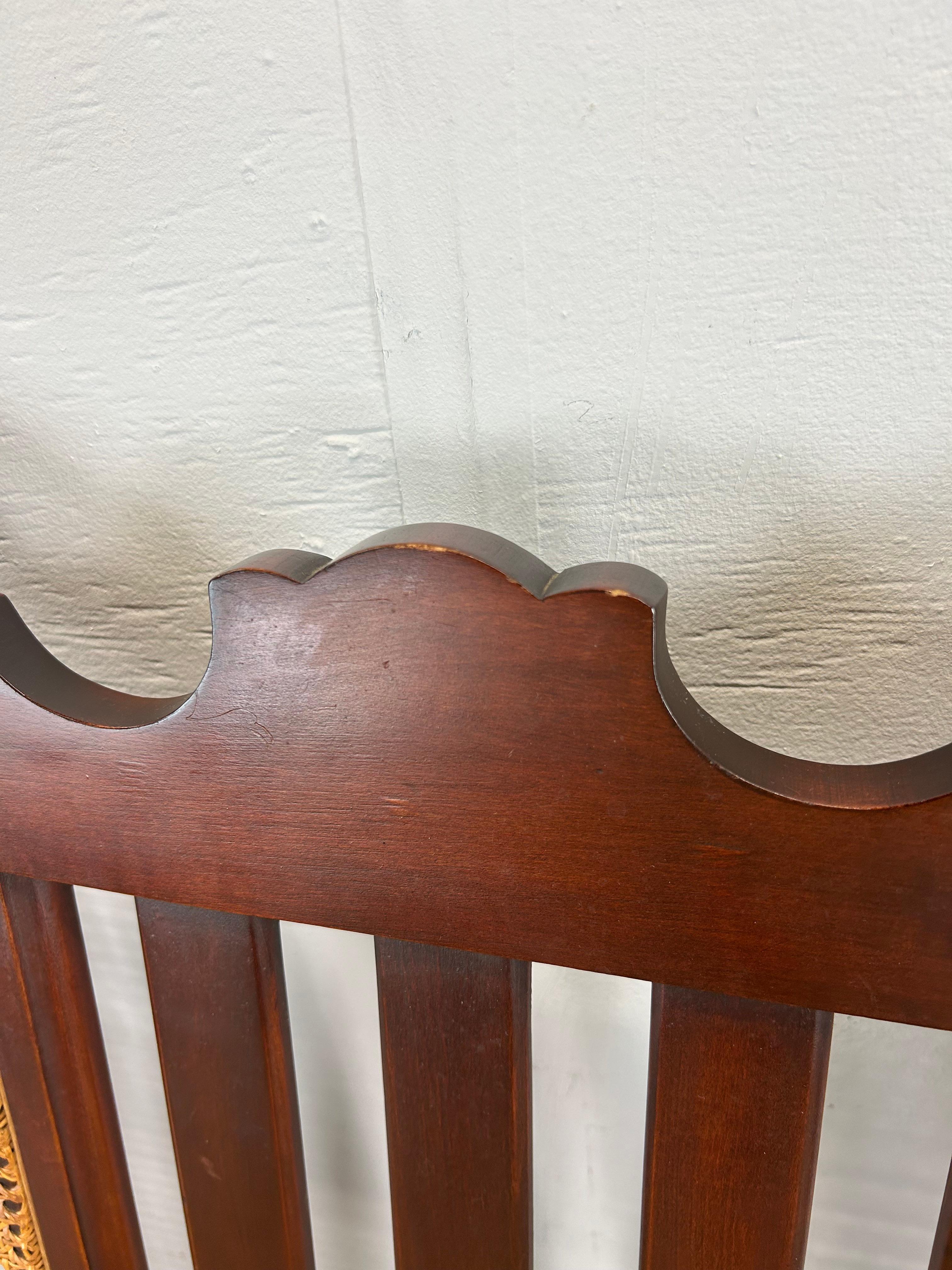 Antiker Loveseat mit Schilfrohrrückenlehne und gepolstertem Sitz im Angebot 11