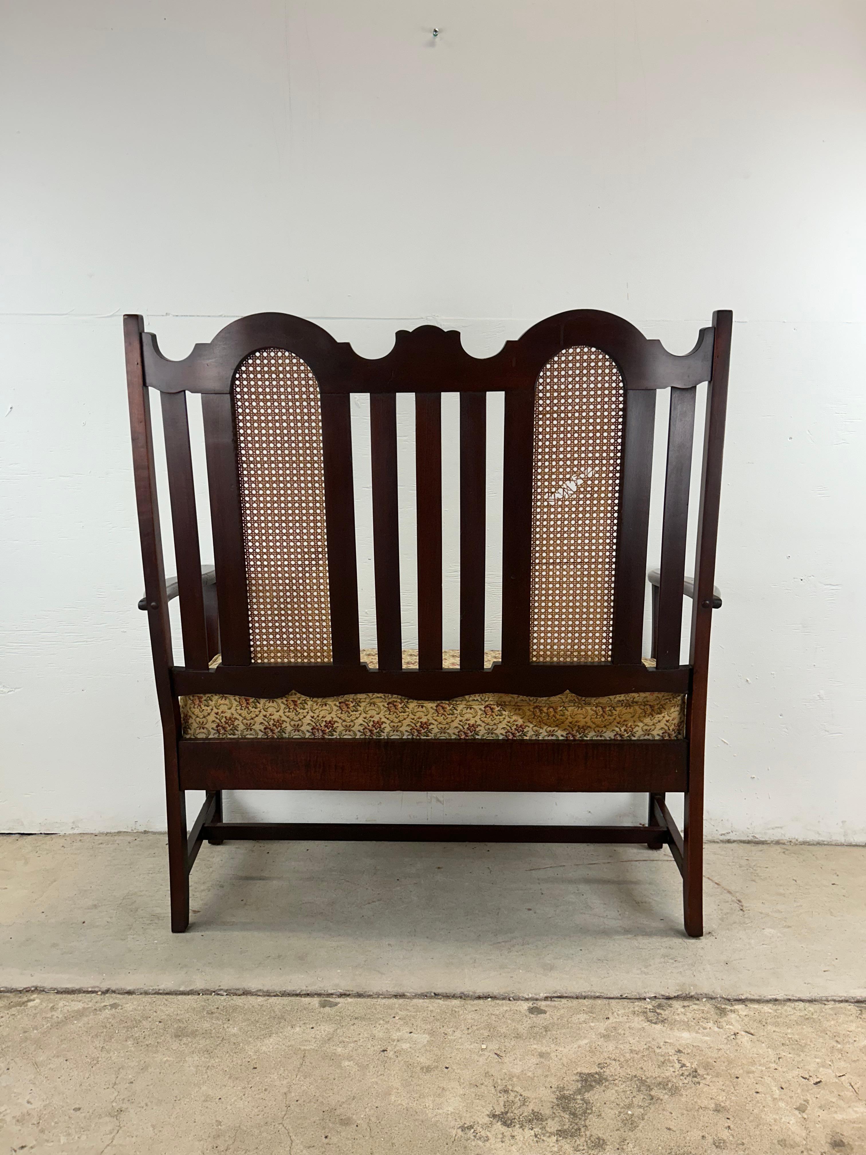 Antiker Loveseat mit Schilfrohrrückenlehne und gepolstertem Sitz im Angebot 12