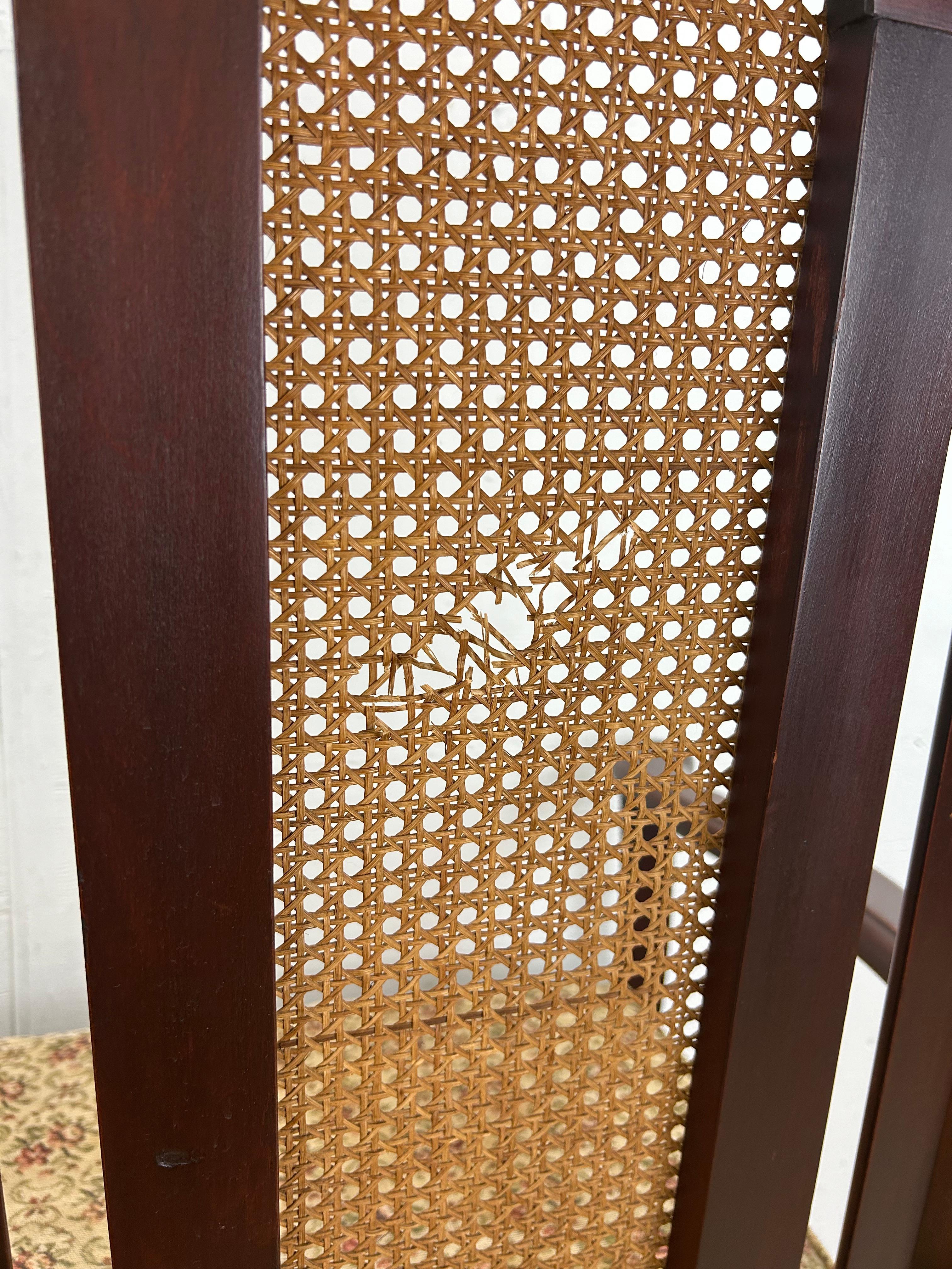 Antiker Loveseat mit Schilfrohrrückenlehne und gepolstertem Sitz im Angebot 13