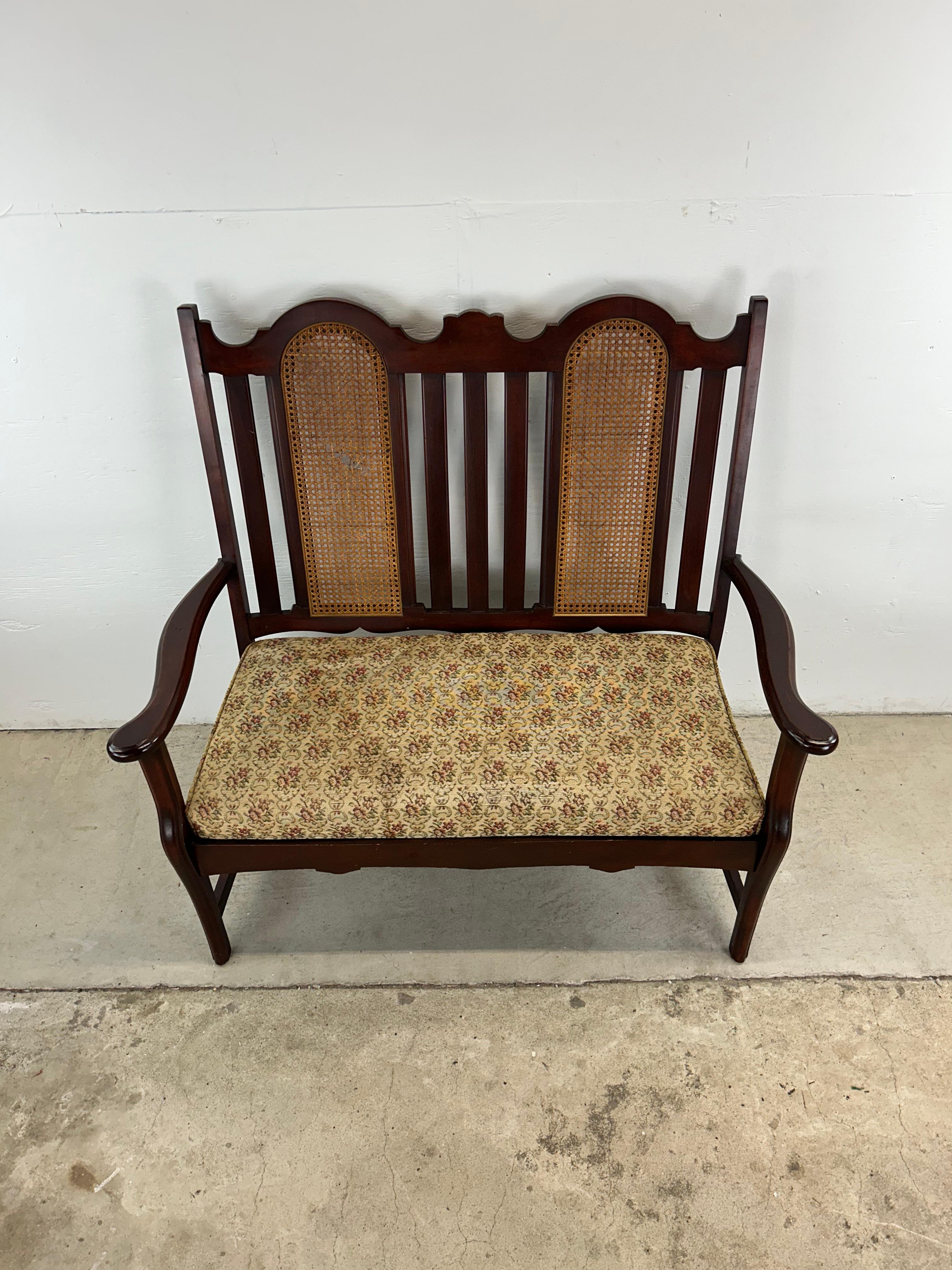 Antiker Loveseat mit Schilfrohrrückenlehne und gepolstertem Sitz (American Arts and Crafts) im Angebot