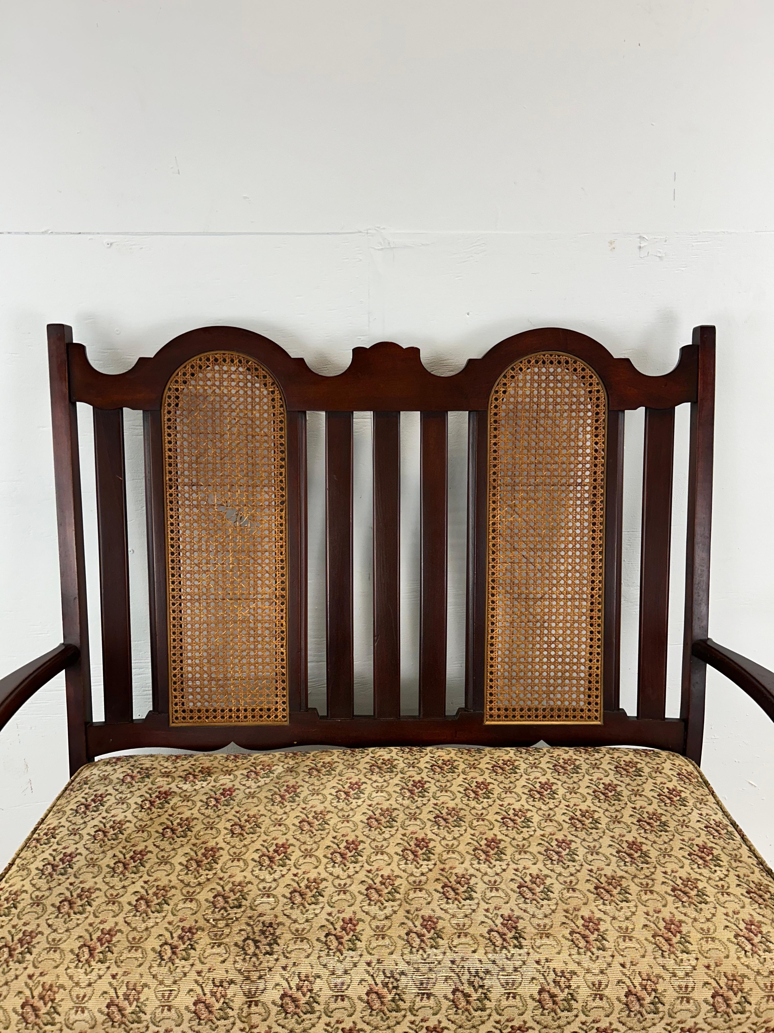 Antiker Loveseat mit Schilfrohrrückenlehne und gepolstertem Sitz (amerikanisch) im Angebot