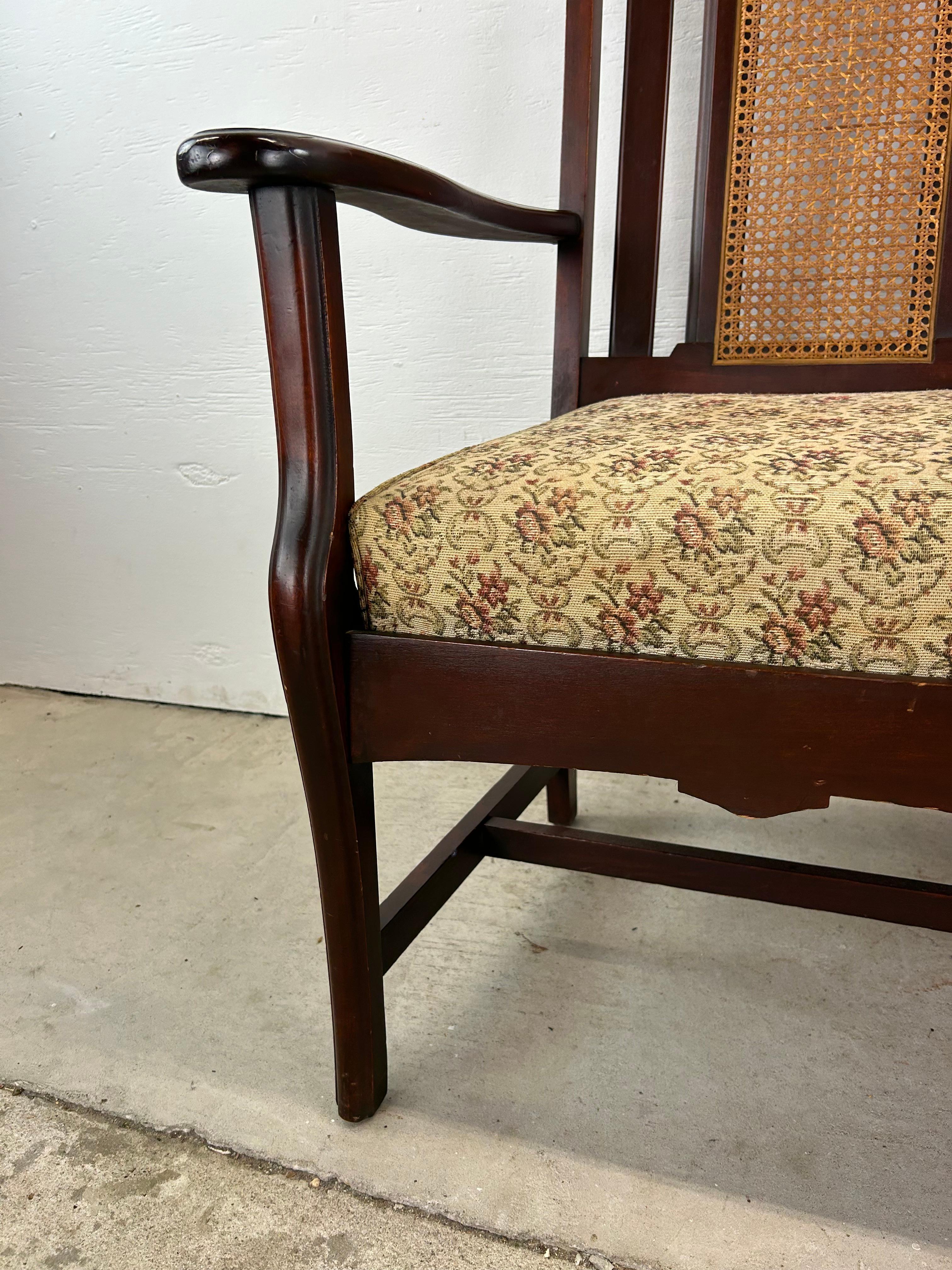 Antiker Loveseat mit Schilfrohrrückenlehne und gepolstertem Sitz im Zustand „Relativ gut“ im Angebot in Freehold, NJ