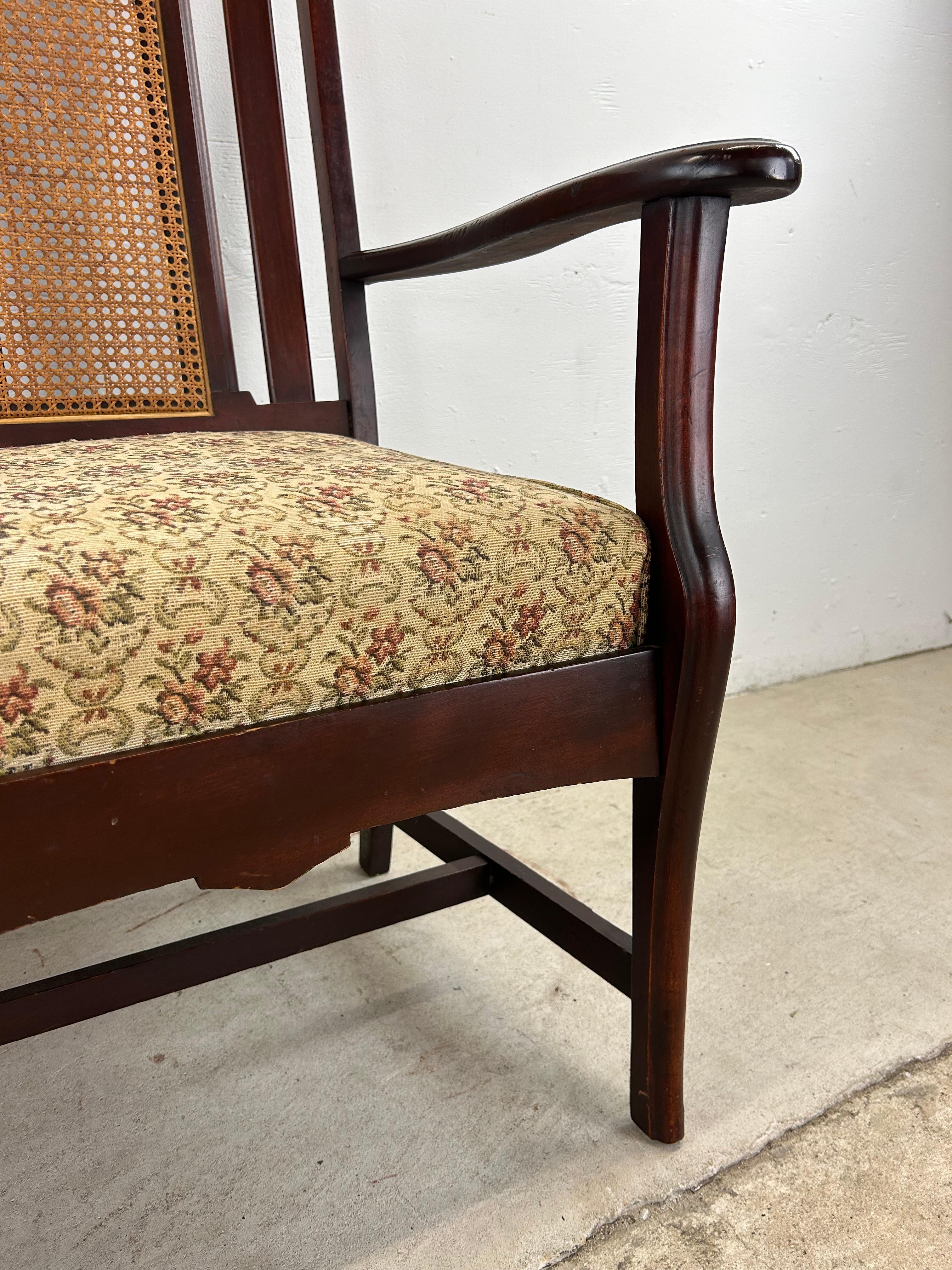 Antiker Loveseat mit Schilfrohrrückenlehne und gepolstertem Sitz (20. Jahrhundert) im Angebot