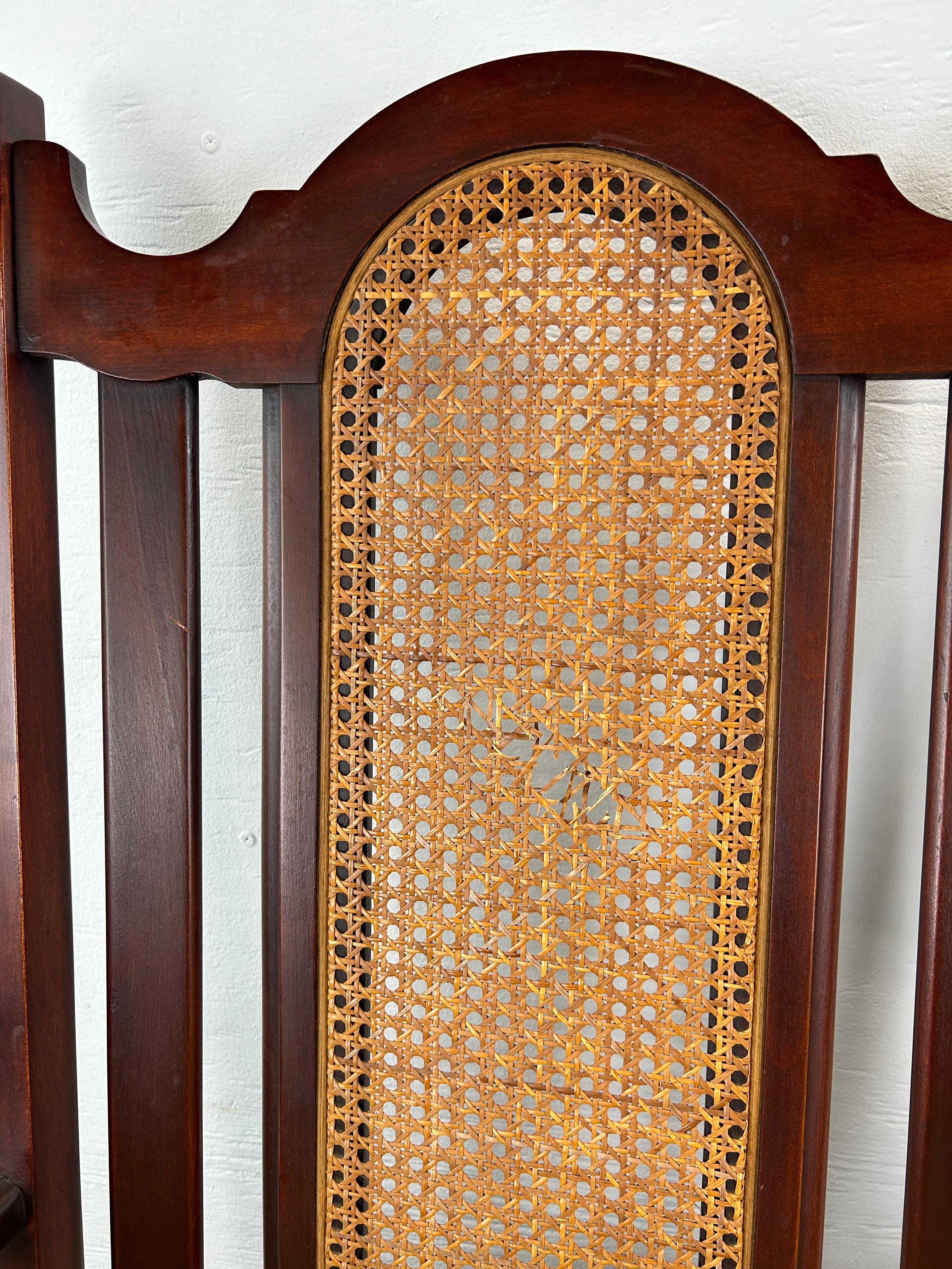 Antiker Loveseat mit Schilfrohrrückenlehne und gepolstertem Sitz (Polster) im Angebot