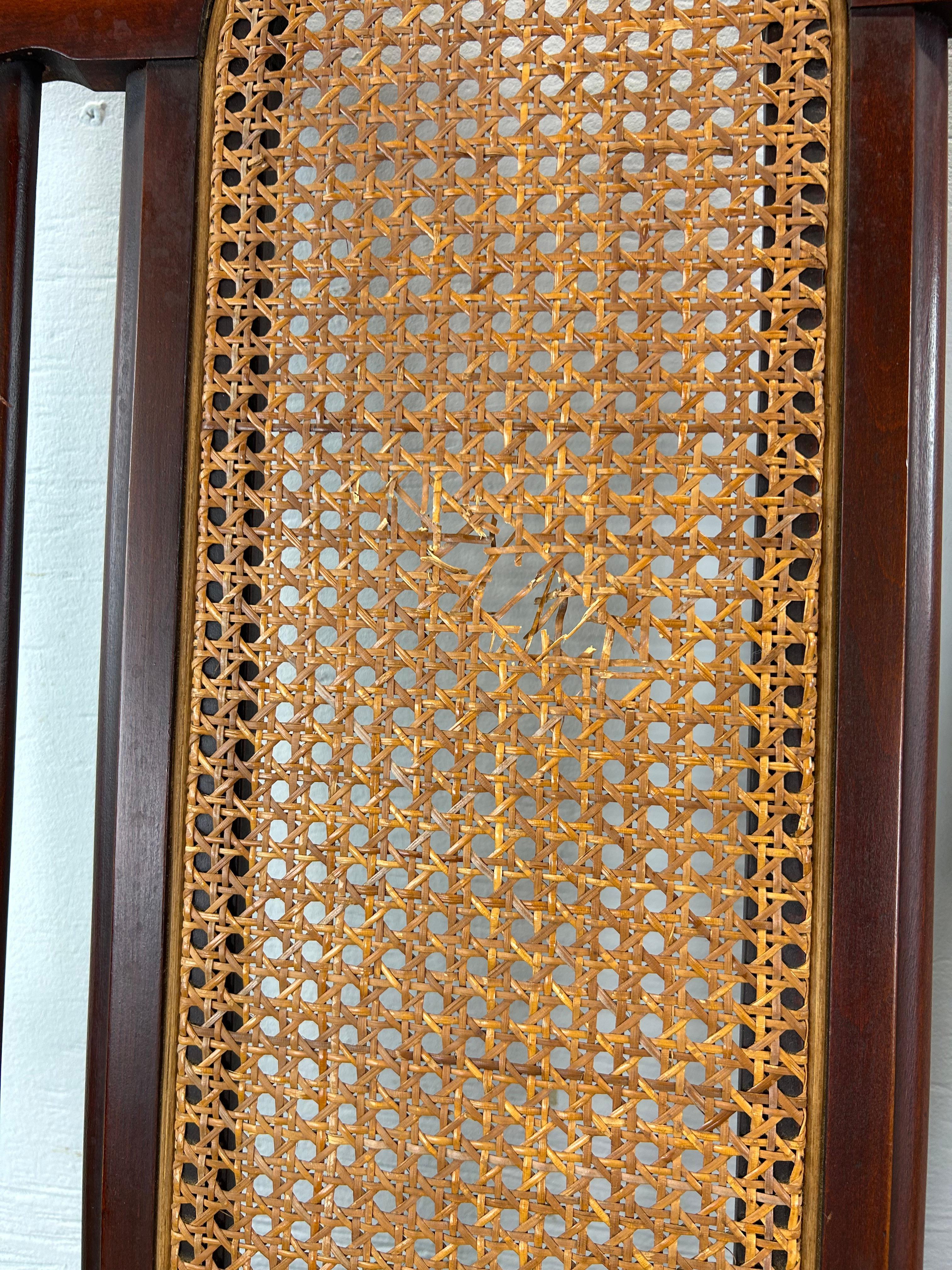 Antiker Loveseat mit Schilfrohrrückenlehne und gepolstertem Sitz im Angebot 1