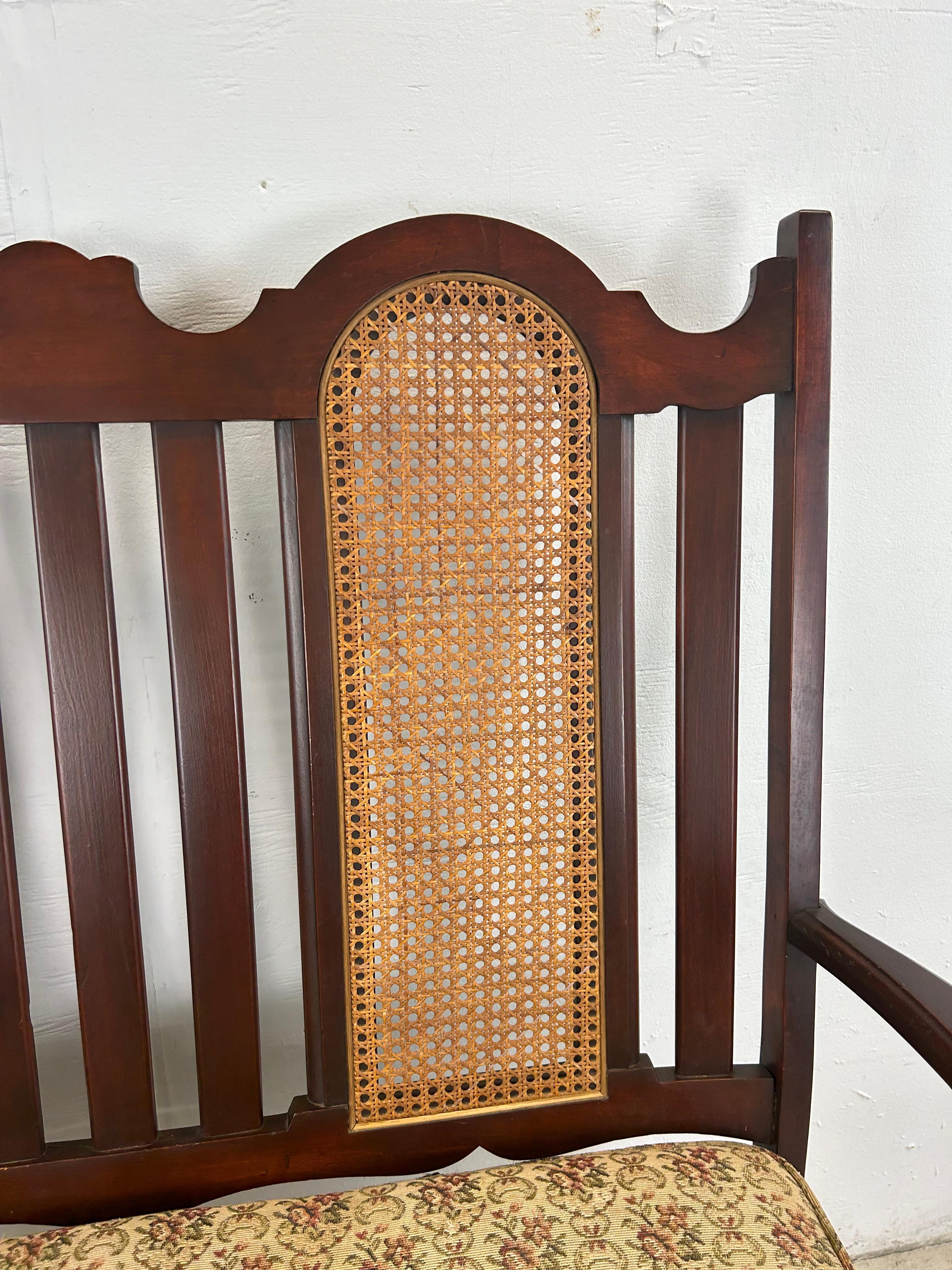 Antiker Loveseat mit Schilfrohrrückenlehne und gepolstertem Sitz im Angebot 2