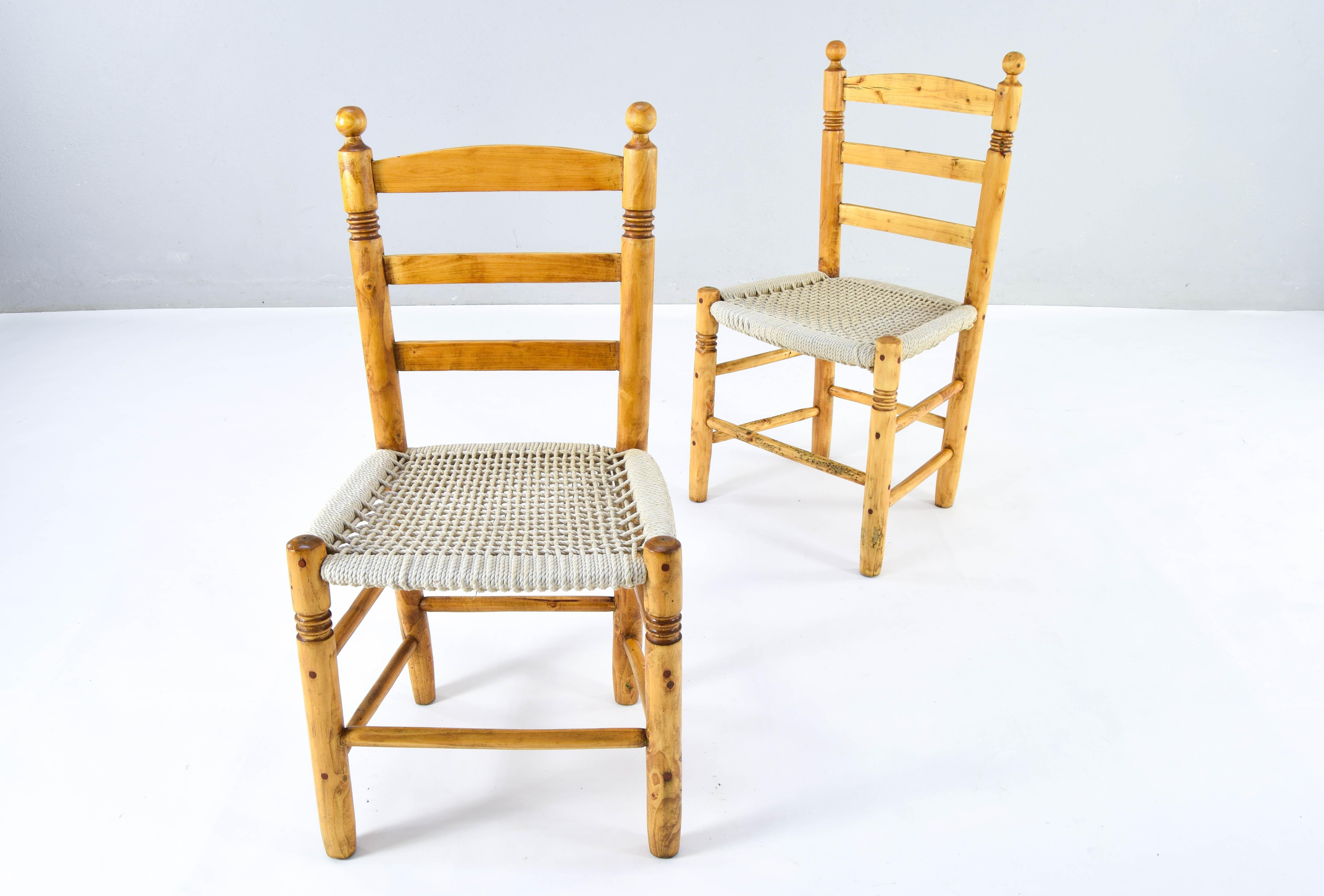 Antique low Traditional Andalusian Mediterranean Chairs made of Wood and Rope For Sale 4