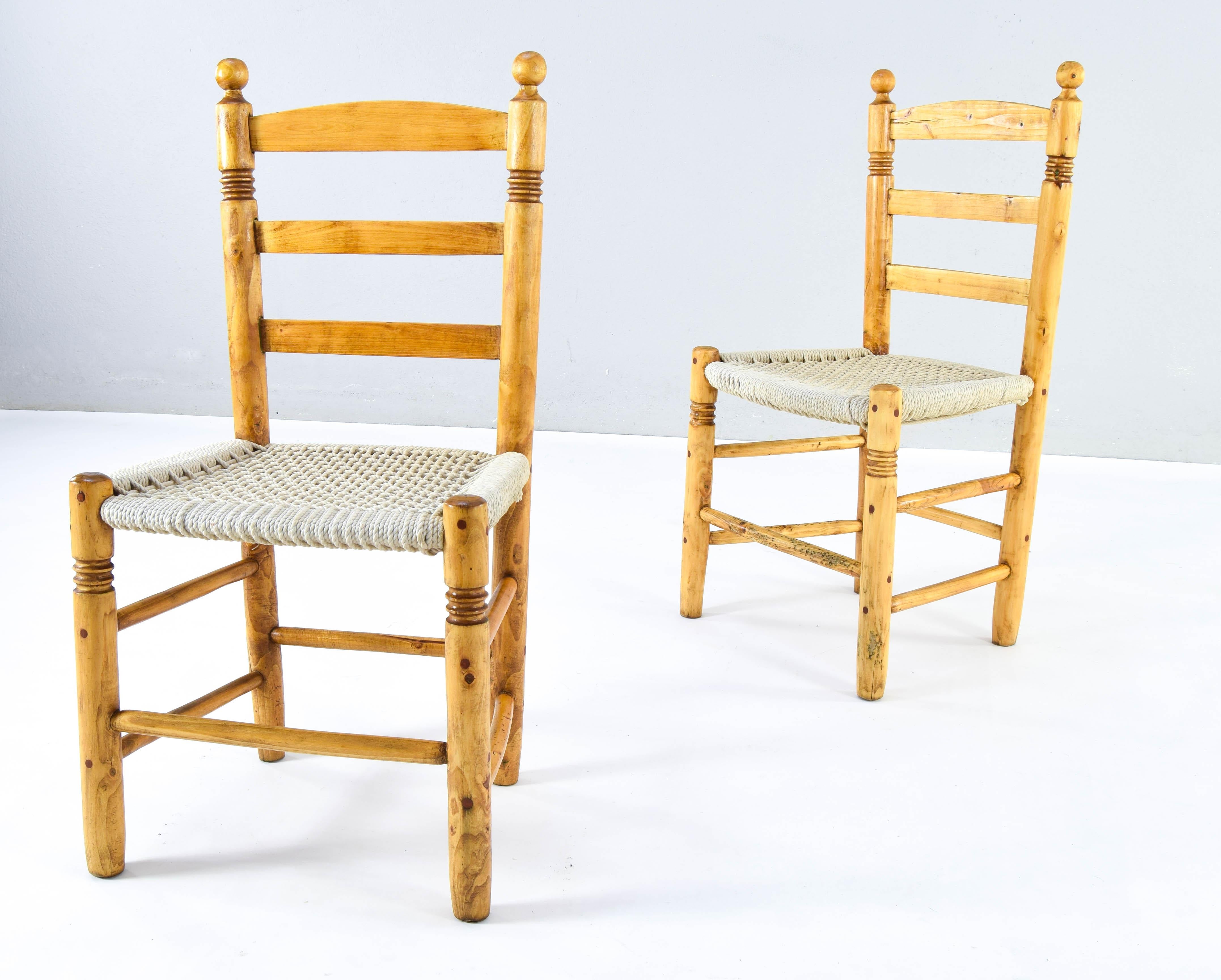 Antique low Traditional Andalusian Mediterranean Chairs made of Wood and Rope For Sale 5