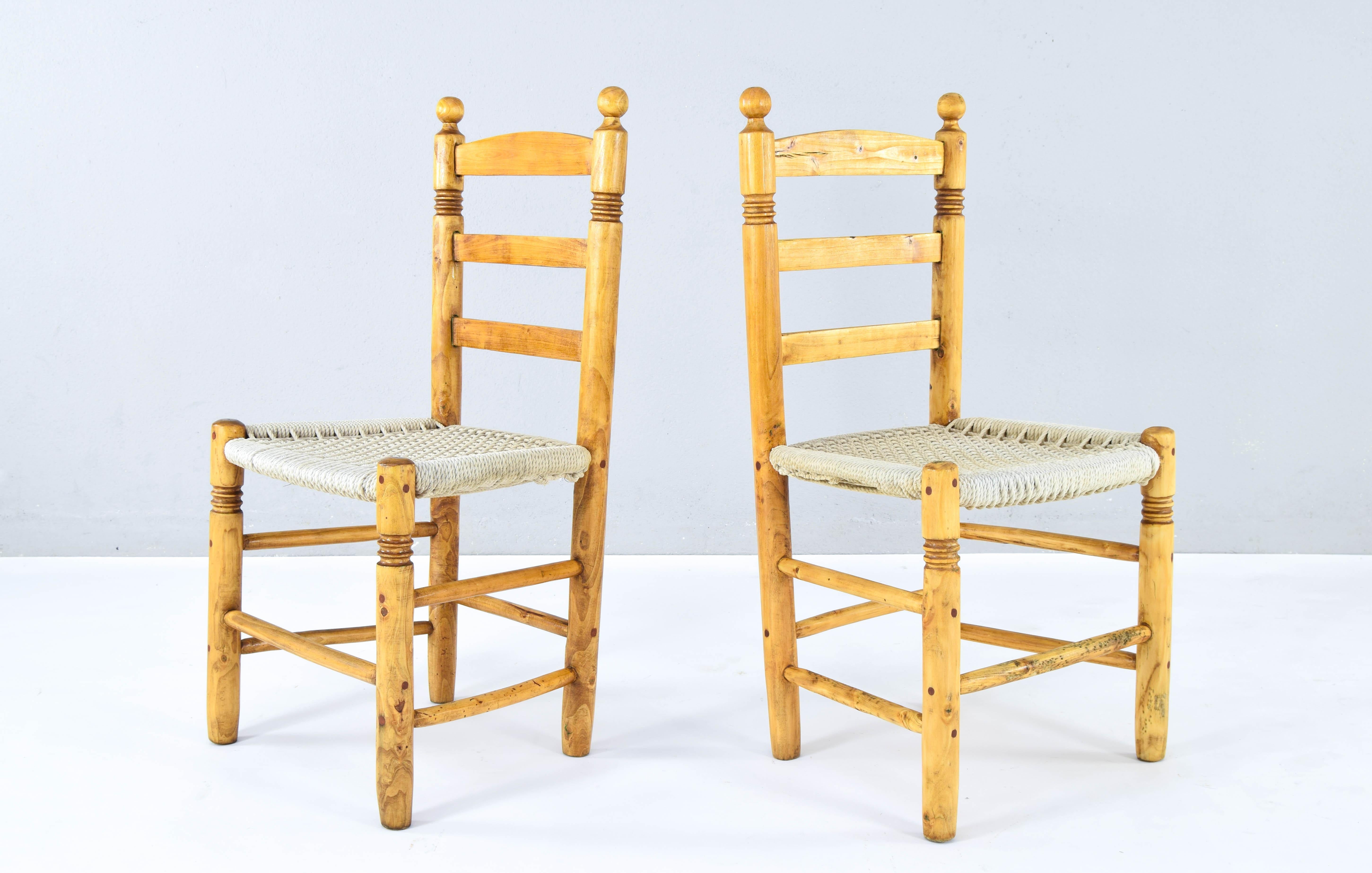 Colonial espagnol Anciennes chaises basses méditerranéennes traditionnelles andalouses en Wood Wood et corde en vente