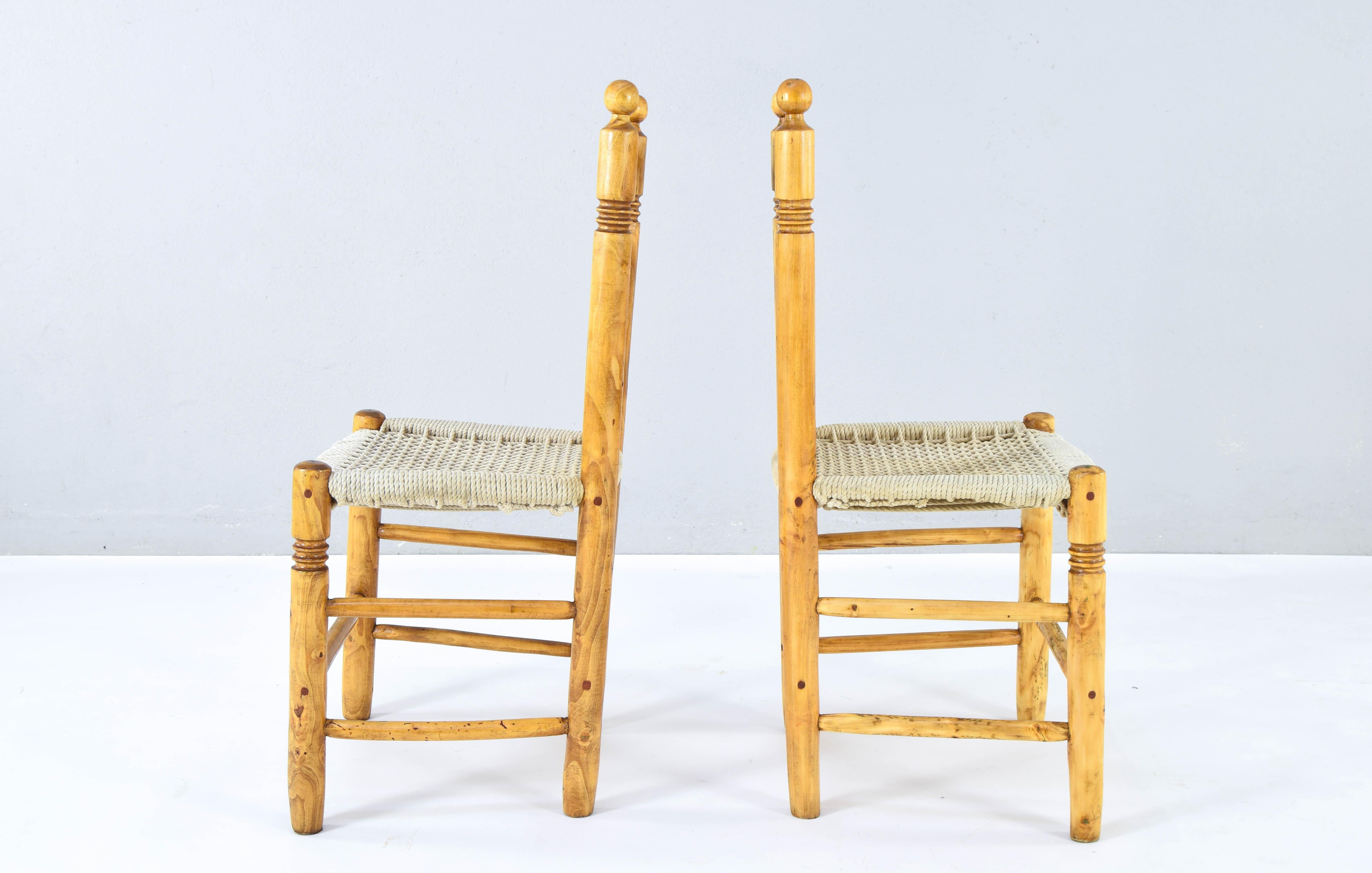 Espagnol Anciennes chaises basses méditerranéennes traditionnelles andalouses en Wood Wood et corde en vente