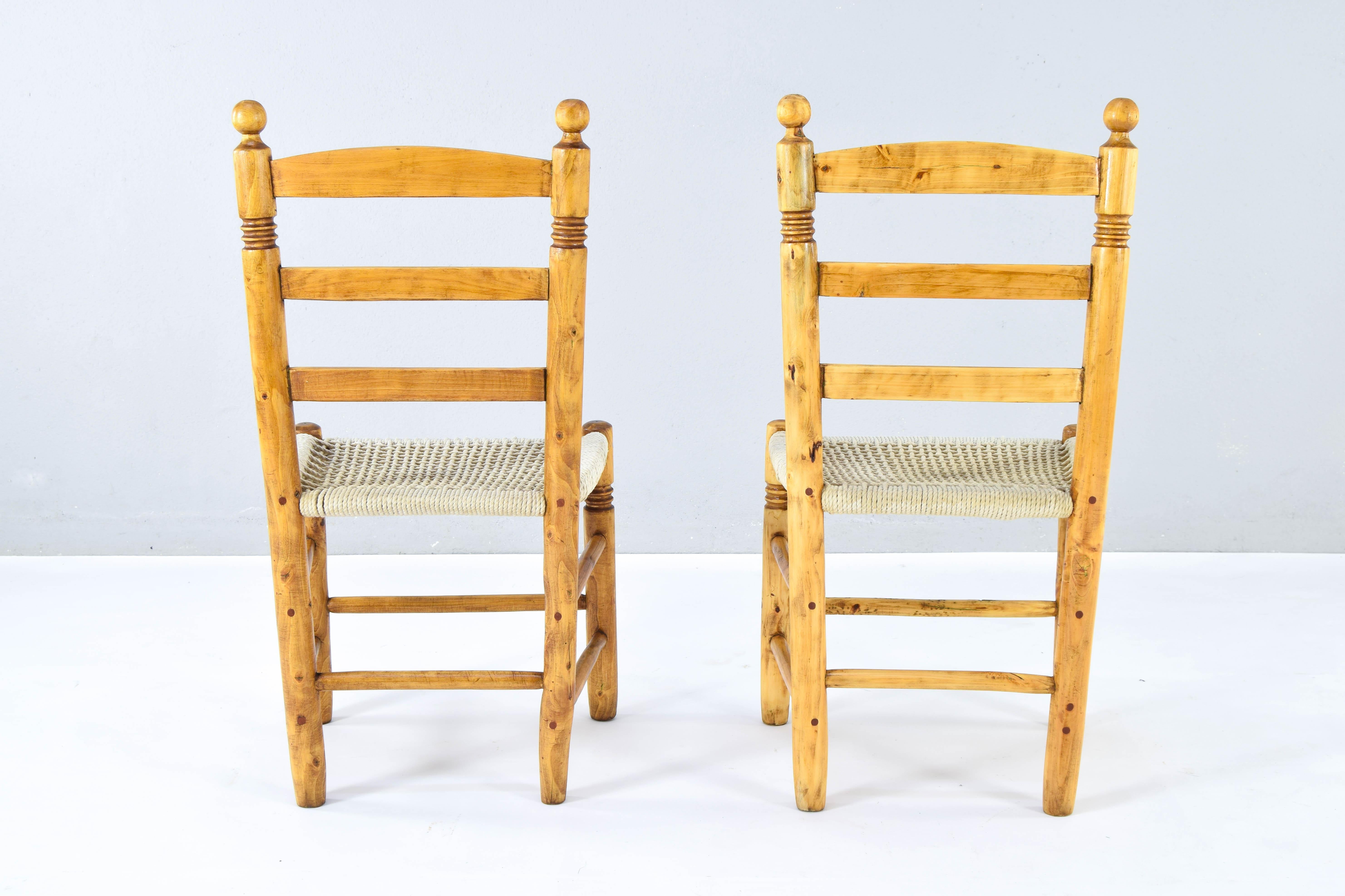 Antique low Traditional Andalusian Mediterranean Chairs made of Wood and Rope For Sale 1
