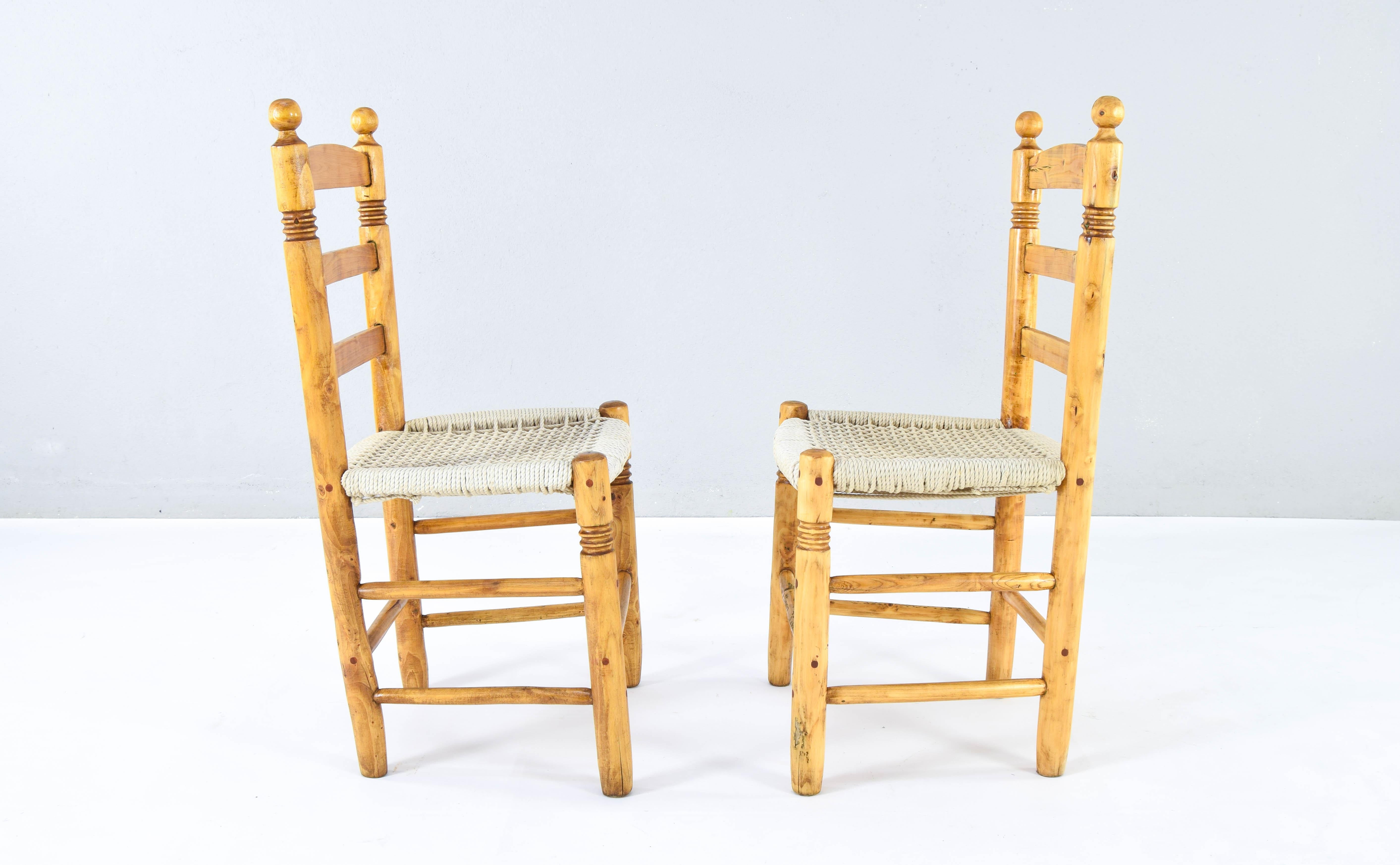 Antique low Traditional Andalusian Mediterranean Chairs made of Wood and Rope For Sale 2