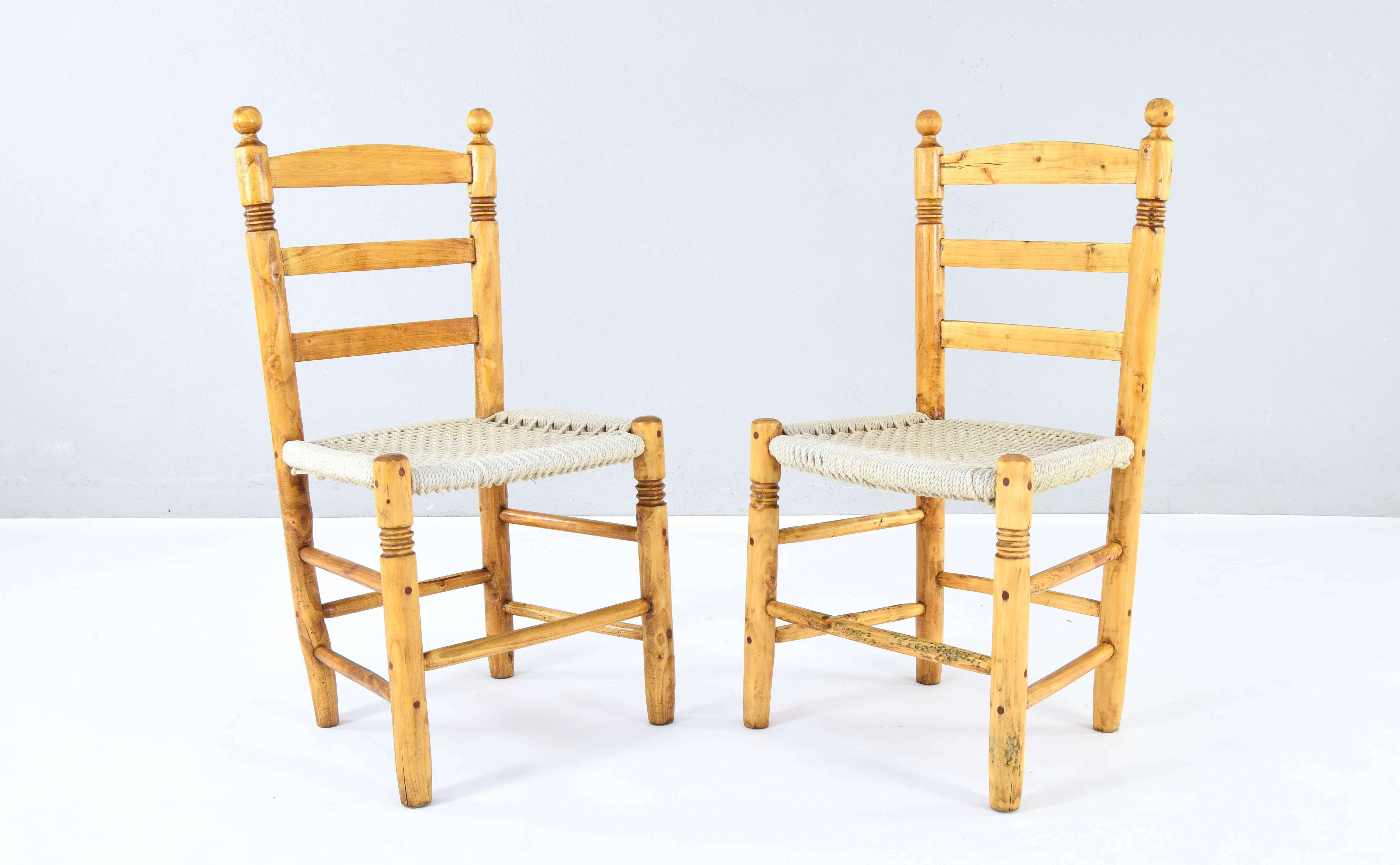 Antique low Traditional Andalusian Mediterranean Chairs made of Wood and Rope For Sale 3