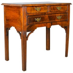 Antiker Lowboy:: Englisch:: georgianisch:: Nussbaum:: Beistelltisch:: um 1800