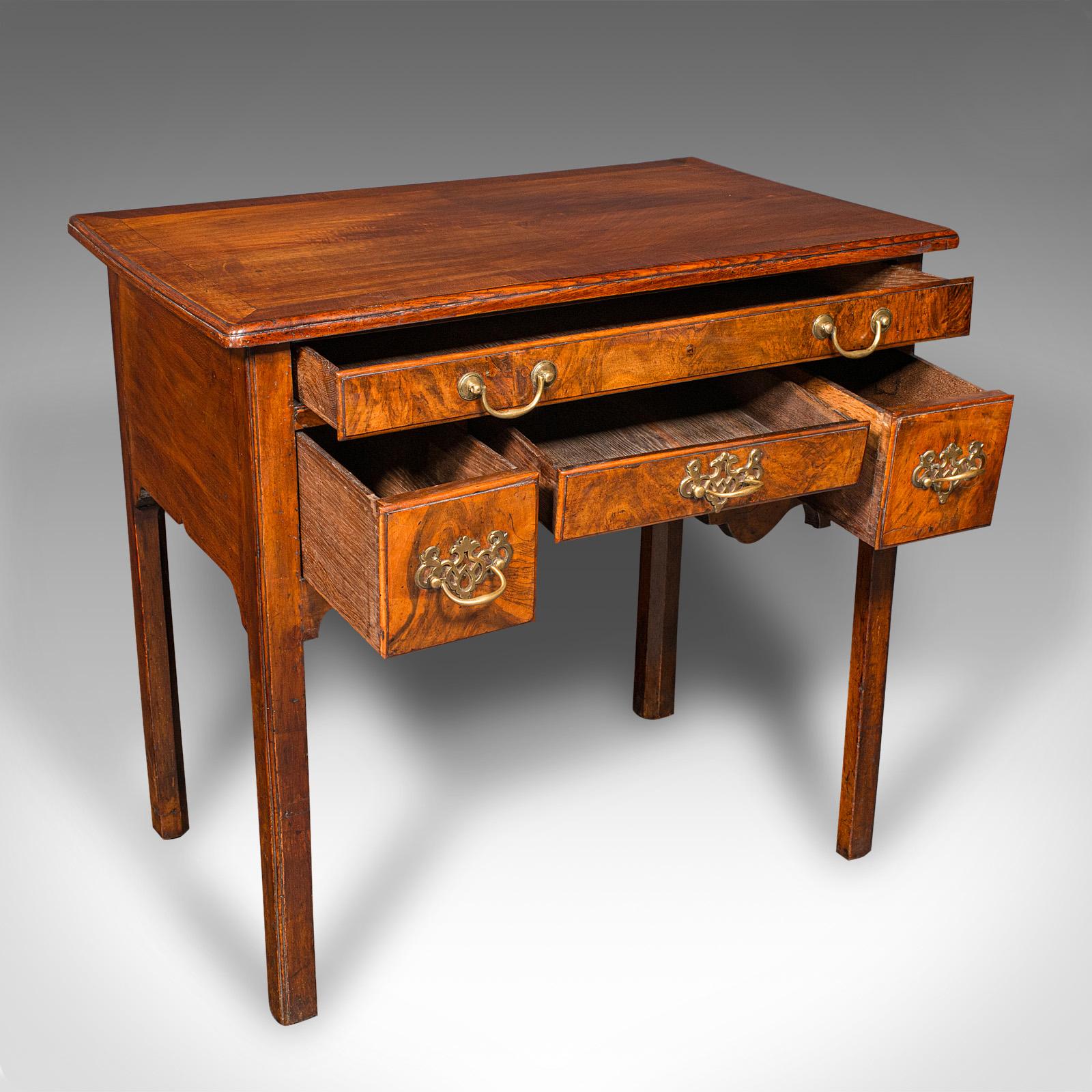 Il s'agit d'une table basse d'époque géorgienne, délicieusement travaillée en ronce de noyer et en chêne assorti, vers 1780. Cette élégante table d'appoint ancienne présente un superbe grain, un rangement pratique et un charme intemporel du XVIIIe