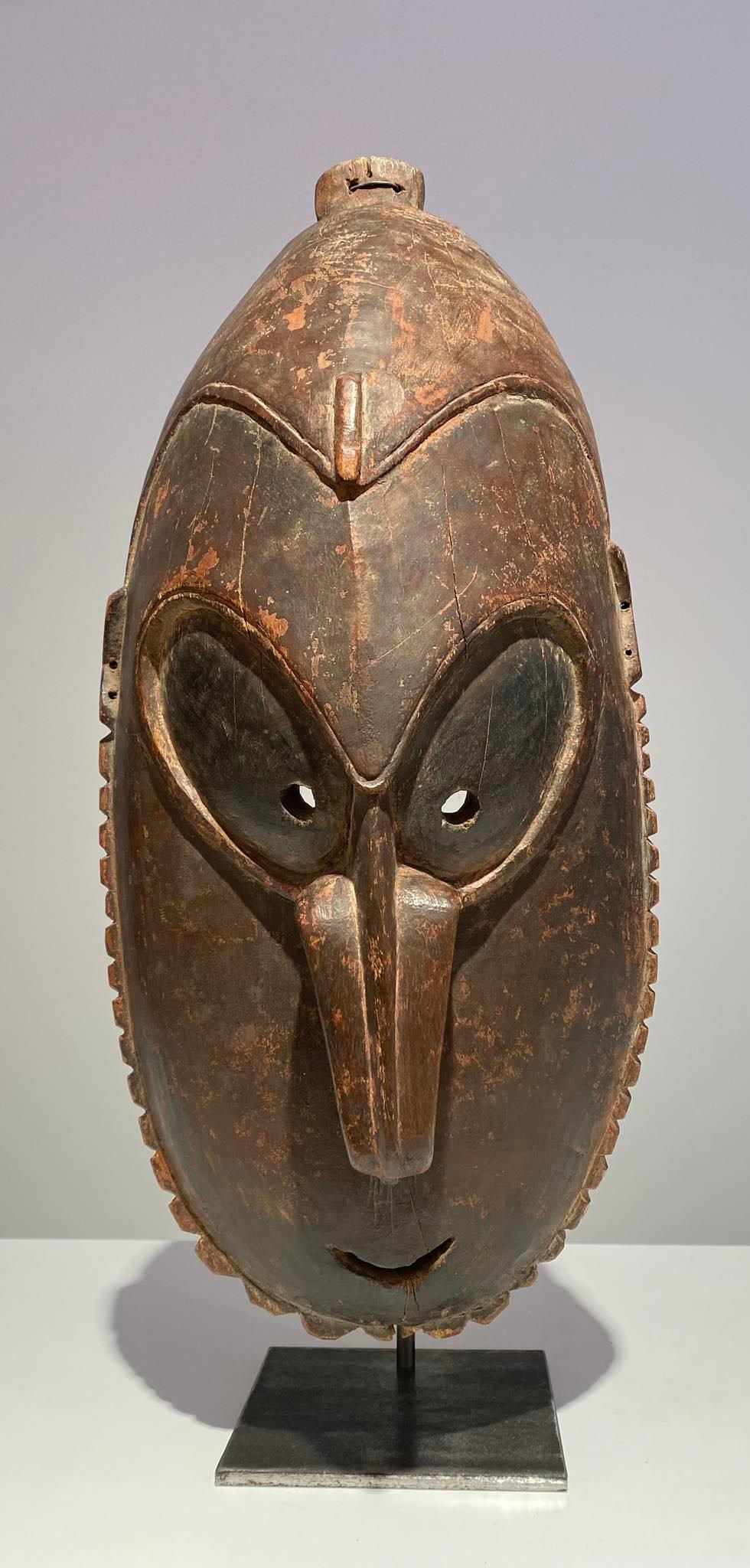 Ancient and exceptional mask of the brag type, Murik Lakes , Mouth Of The Lower Sepik / Ramu Papua New Guinea
A lovely patina and traces of red/brown ochres.
Length: 47 cm
Very good condition
Exceptional piece and museum quality (please see