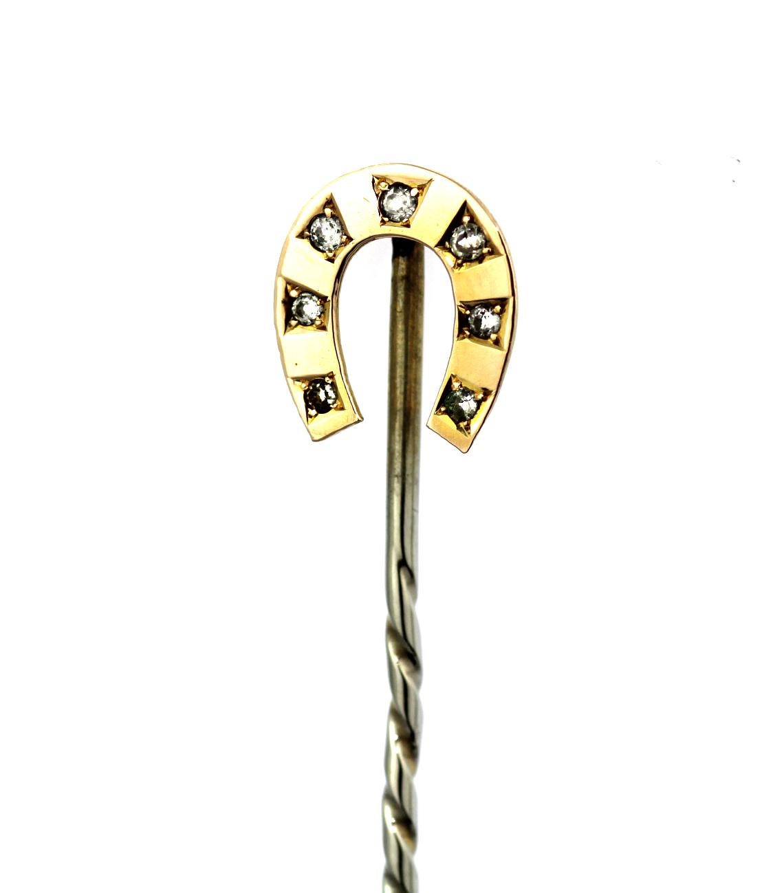 Vintage yellow gold pin, with a unique twisted handle and auspiciously lucky horseshoe design. The horseshoe, made out of 9-carat yellow gold hallmarked Chester 1918, maker mark 
