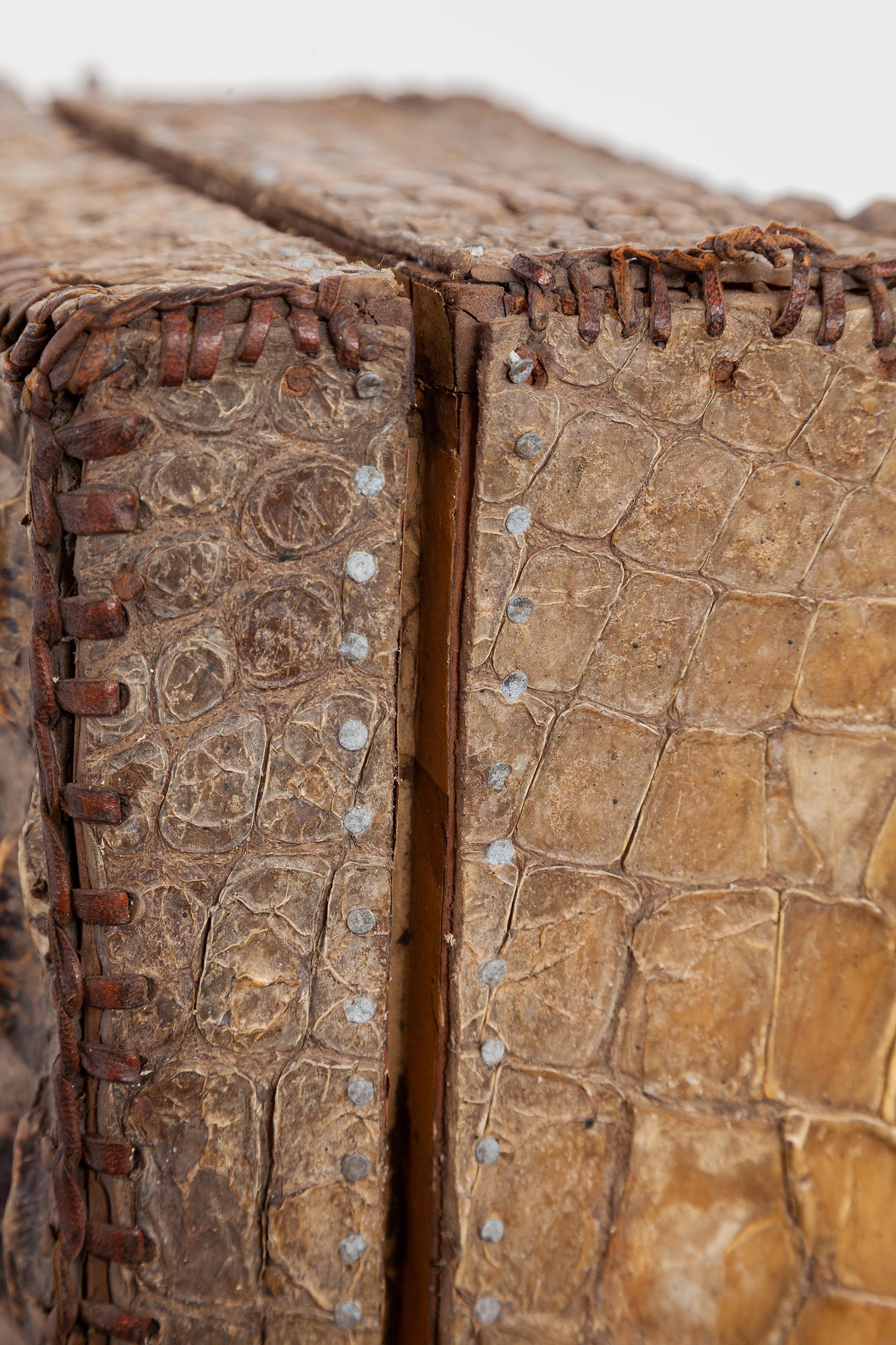 Antiker Reisegepäckanzug aus Krokodilleder aus Leder, Kolonialstil (Kunstleder) im Angebot