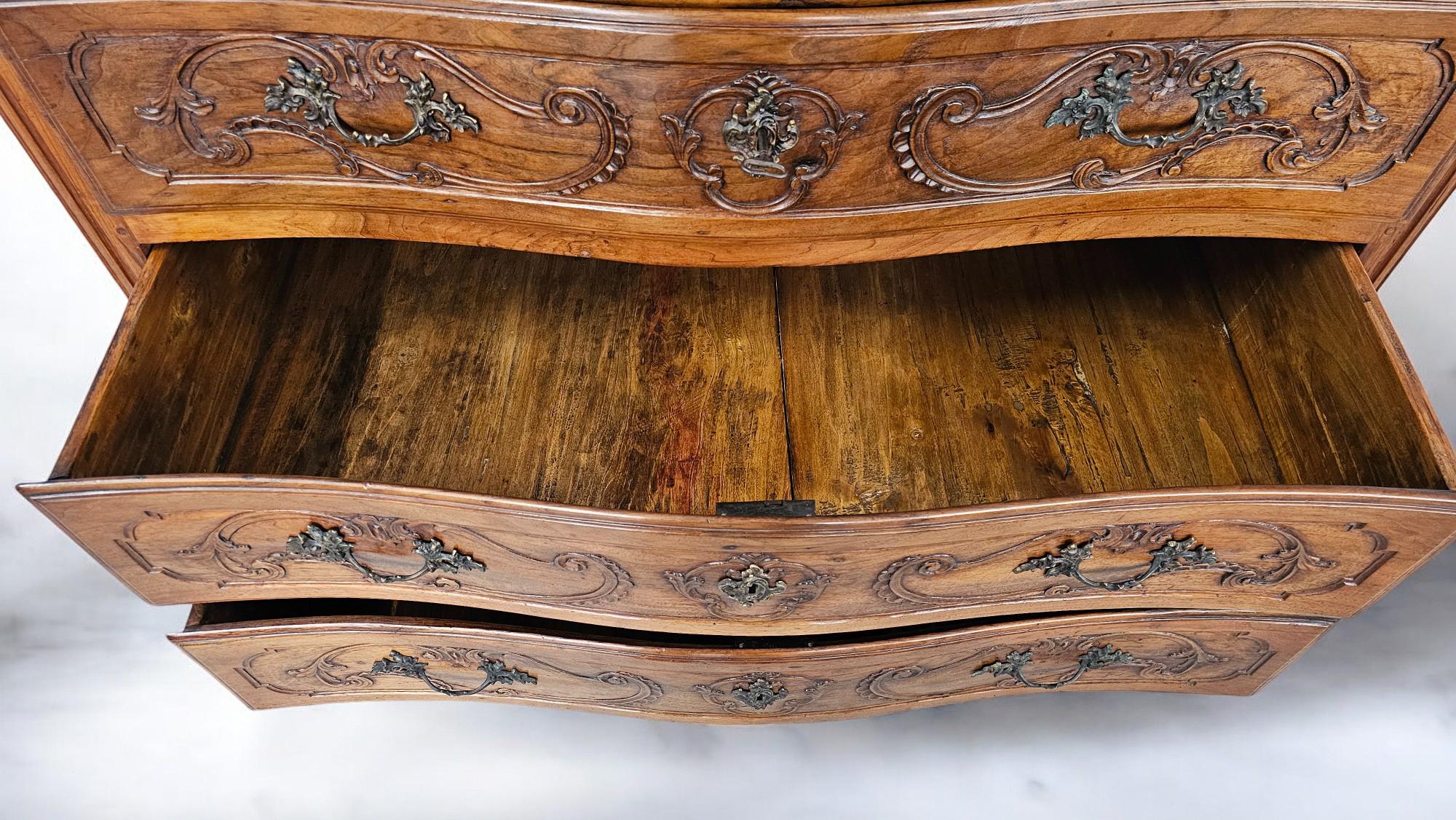 Italienische antike italienische Luigi XV.-Kommode aus massivem Nussbaumholz, 1750er Jahre im Angebot 5