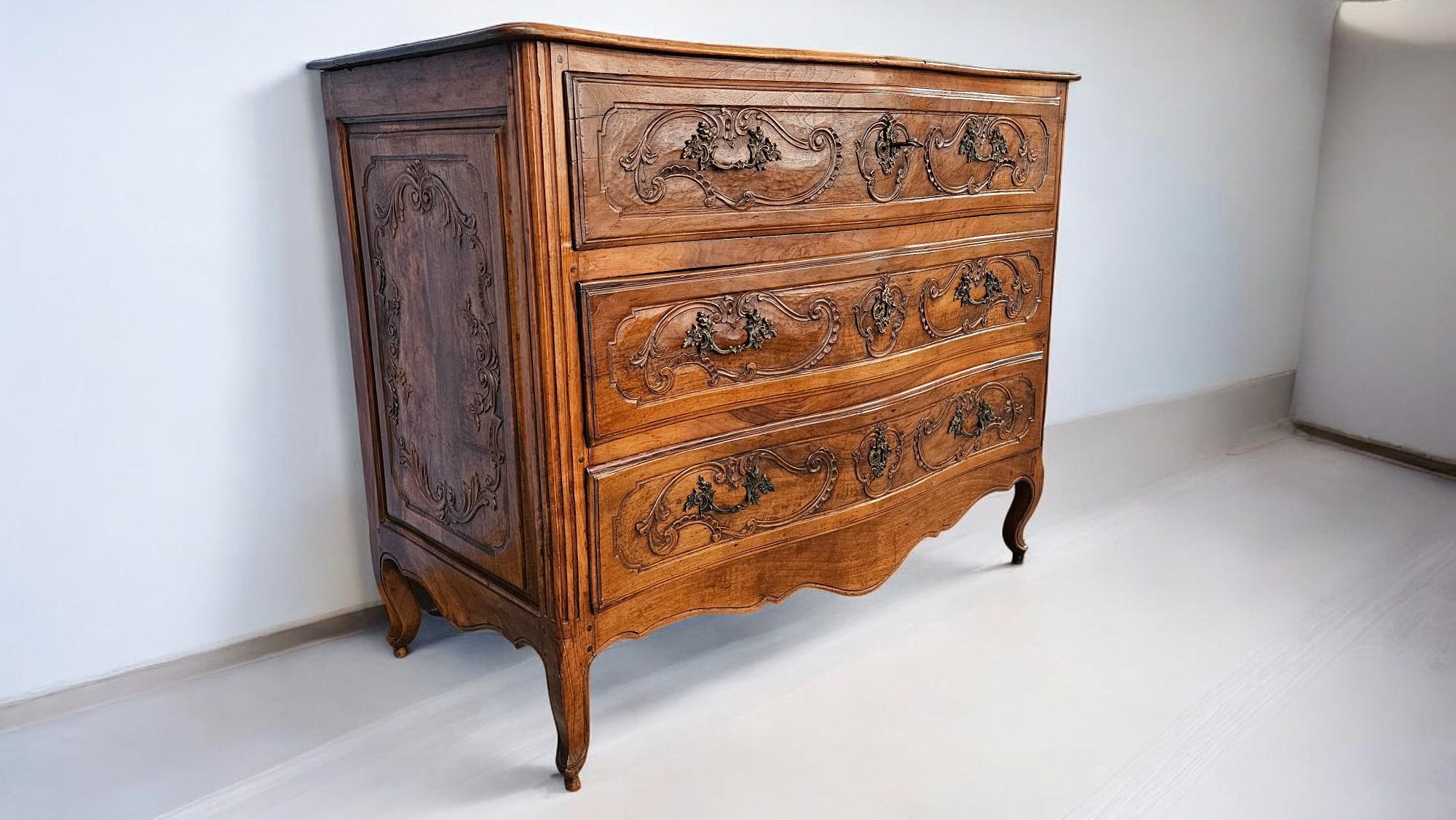 Italienische antike italienische Luigi XV.-Kommode aus massivem Nussbaumholz, 1750er Jahre im Angebot 6