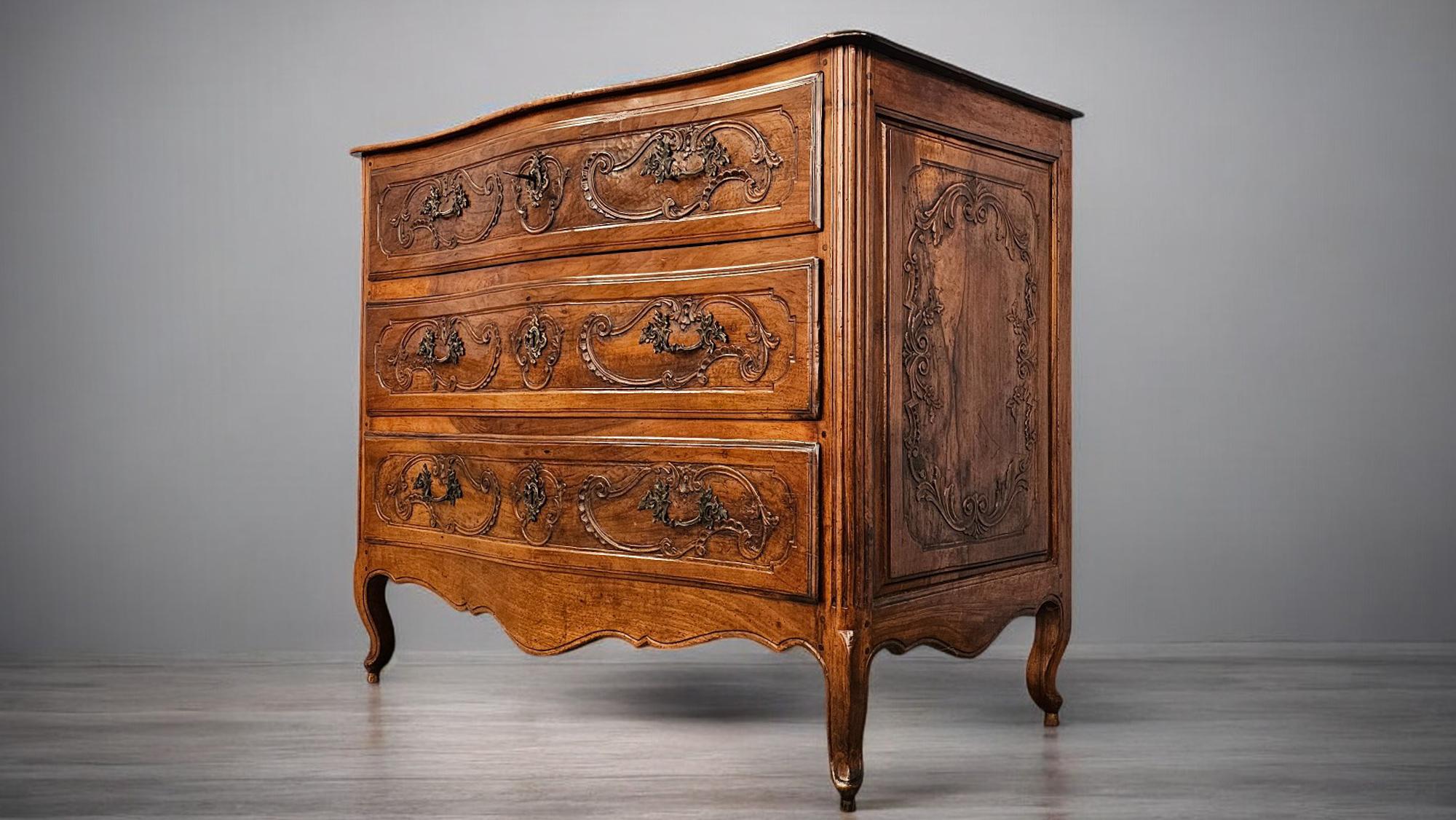 Italienische antike italienische Luigi XV.-Kommode aus massivem Nussbaumholz, 1750er Jahre im Angebot 7